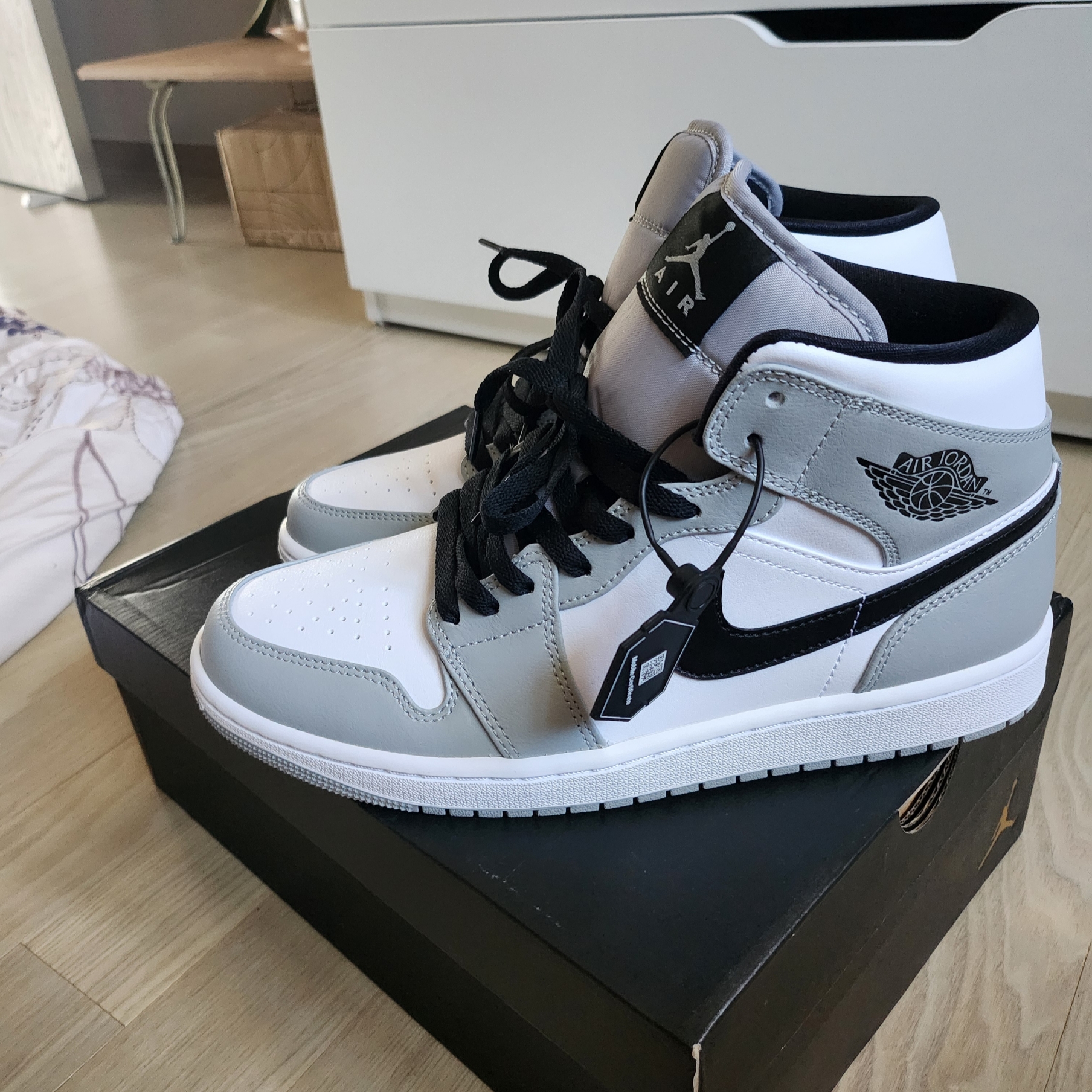 Jordan 1 Mid Light Smoke Grey 착용 스타일