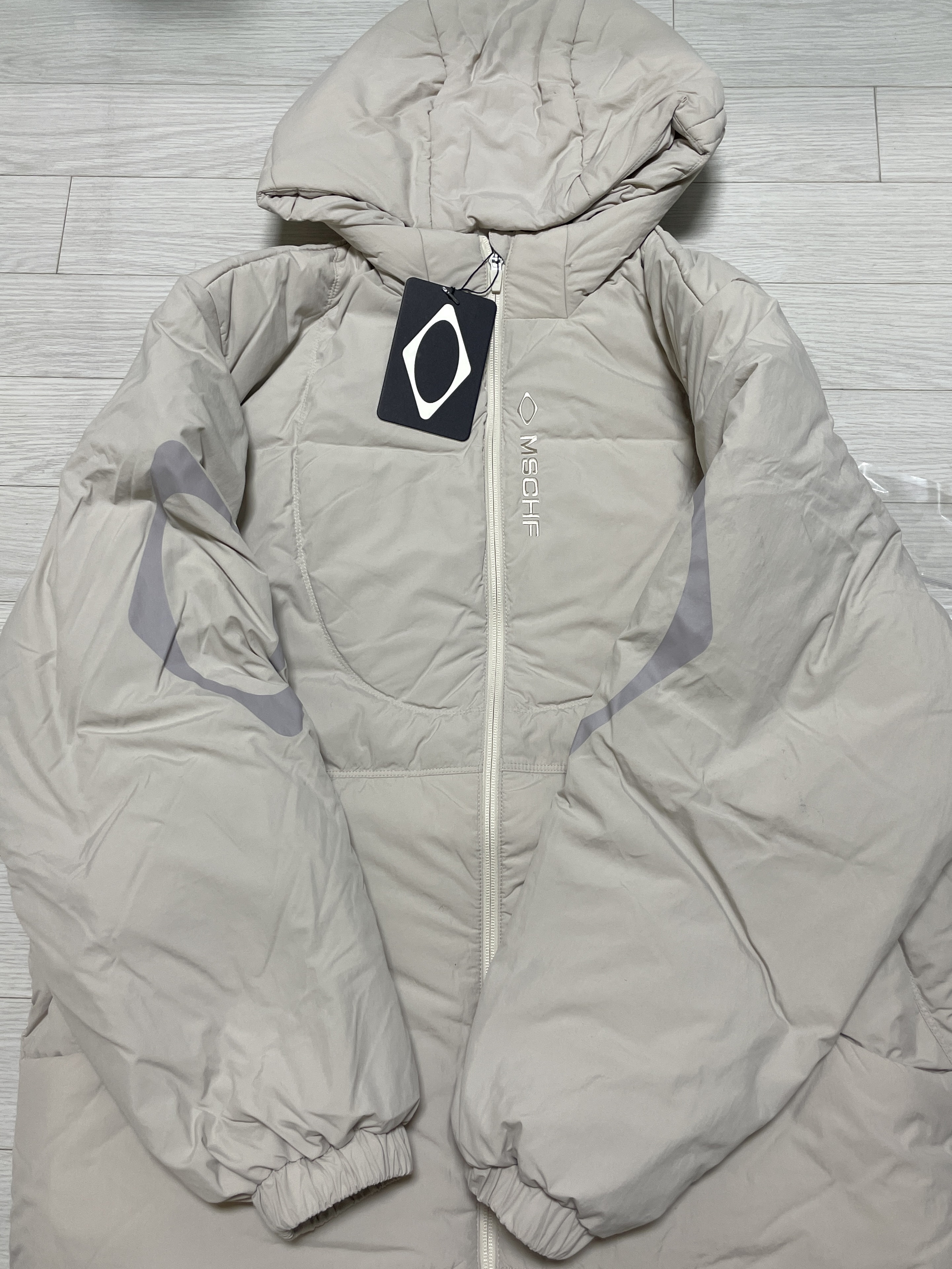(W) Mischief Rhombus Hooded Down Jacket Ivory 착용 스타일