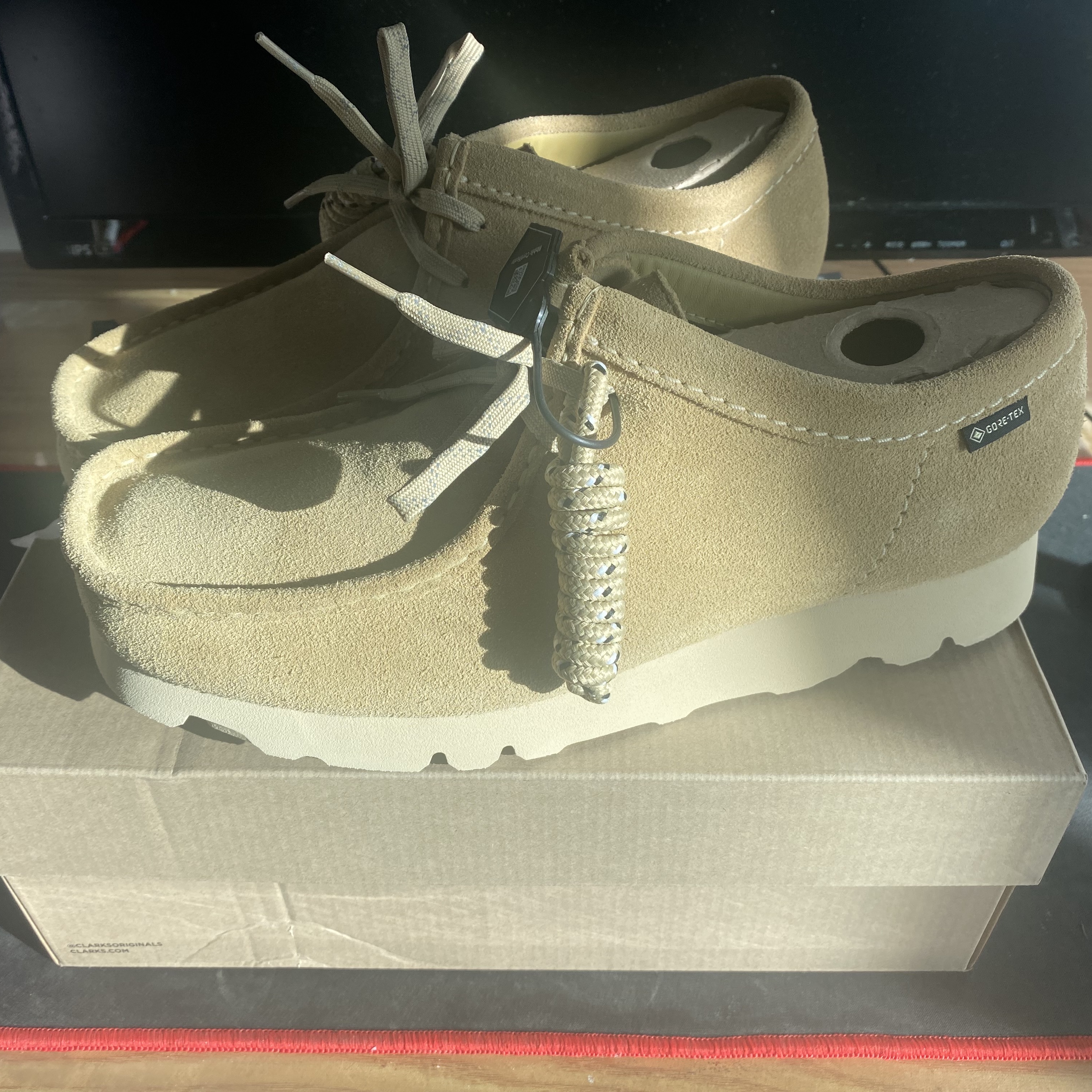 Clarks Wallabee Gore-Tex Maple Suede 착용 스타일