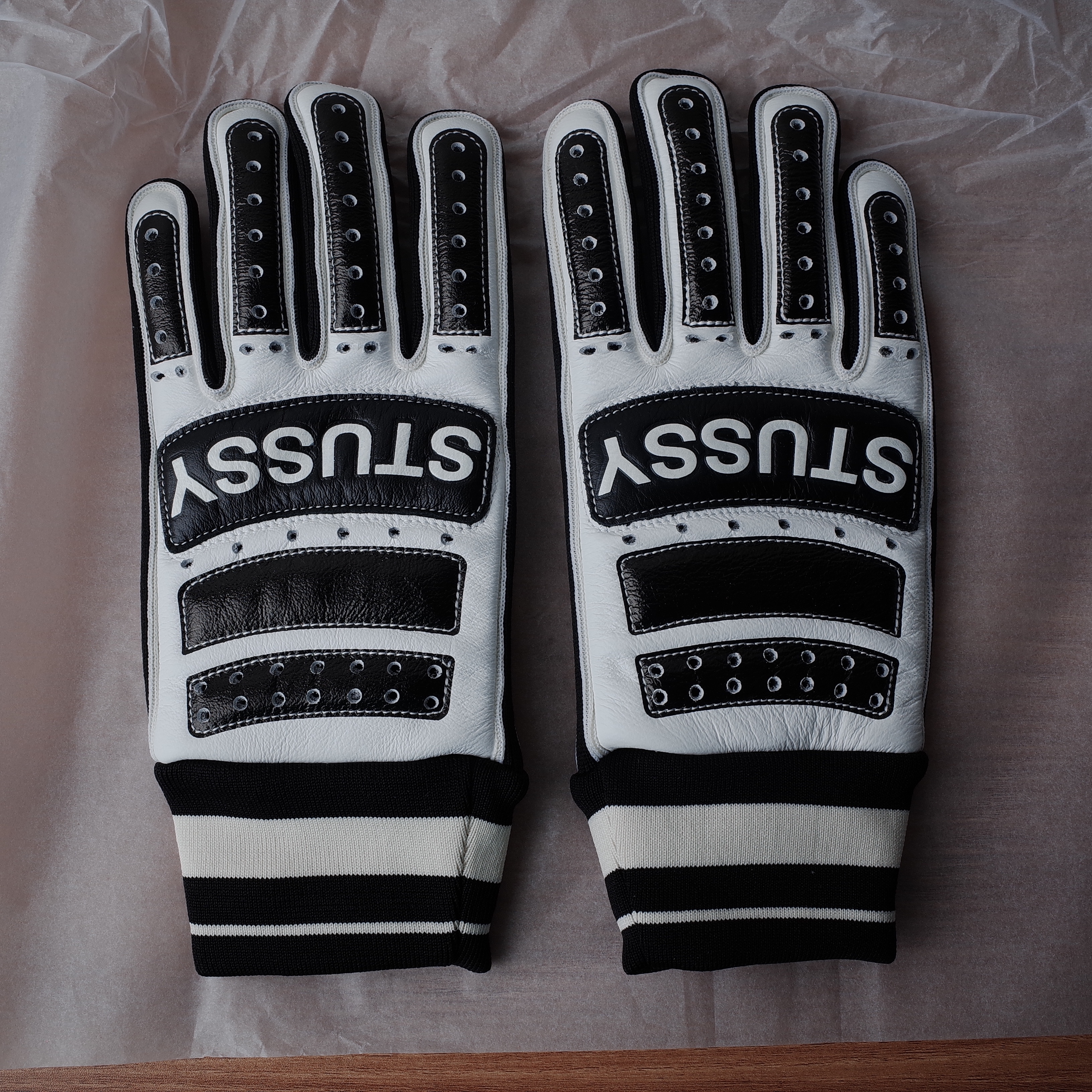 Stussy Leather Bike Gloves Black White 착용 스타일 - 2