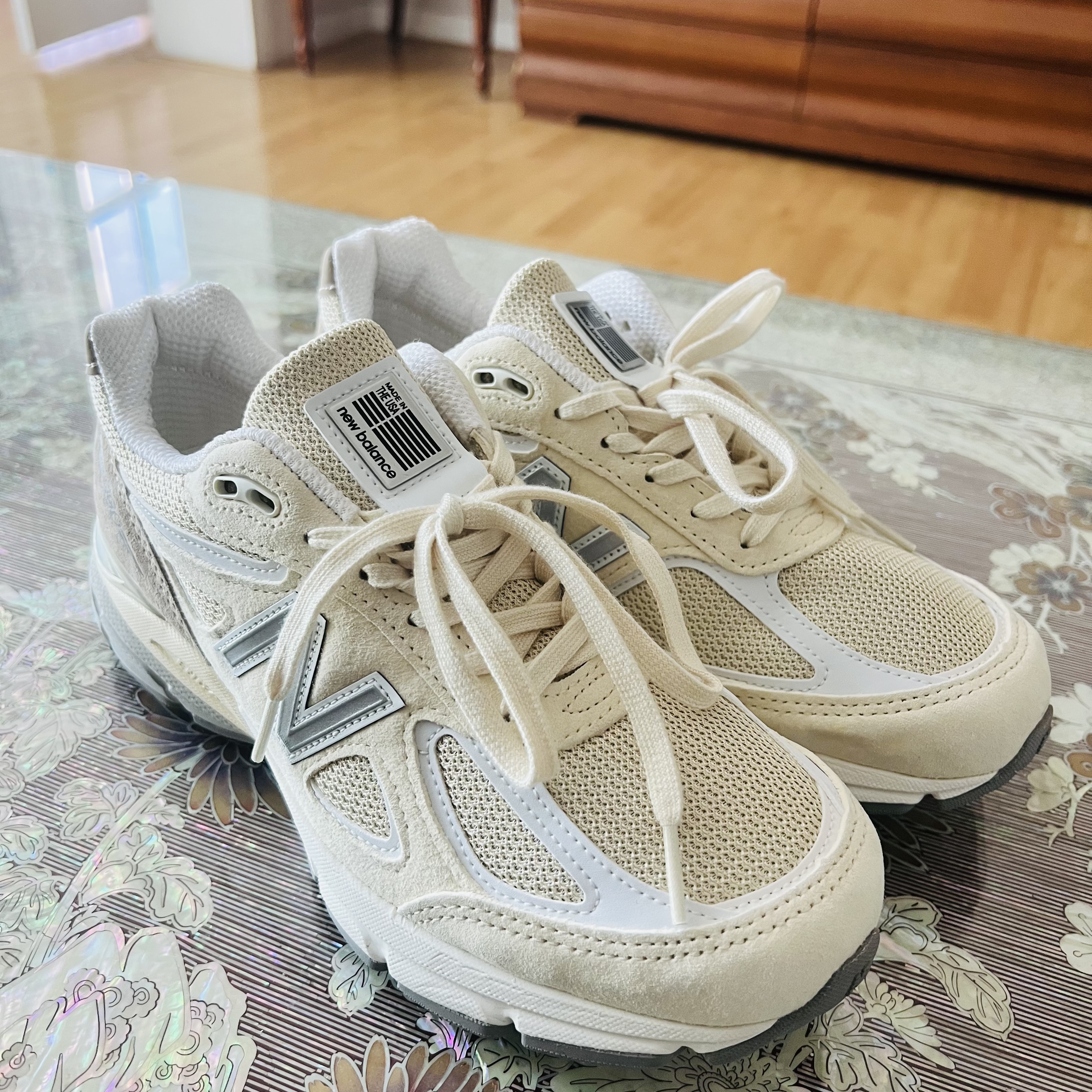 New Balance 990v4 Made in USA Cream White 착용 스타일