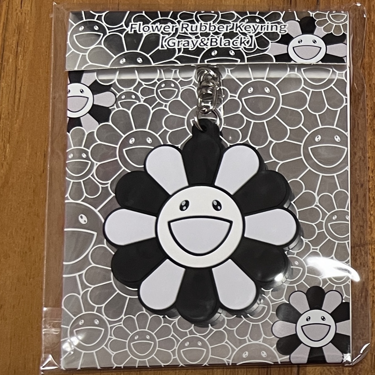 Kaikai Kiki Flower Rubber Keyring Gray Black 착용 스타일