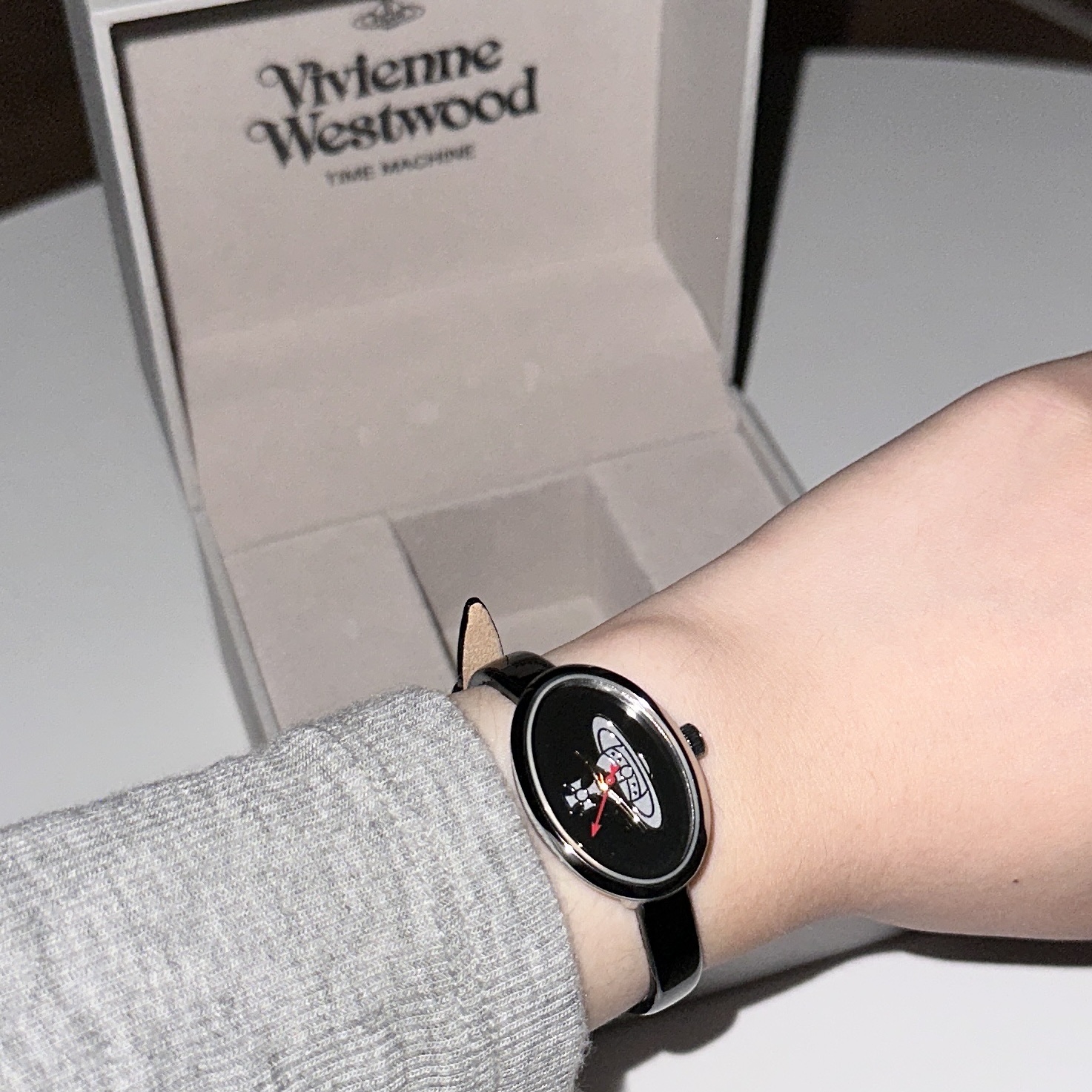 Vivienne Westwood Medal VV019BK 착용 스타일