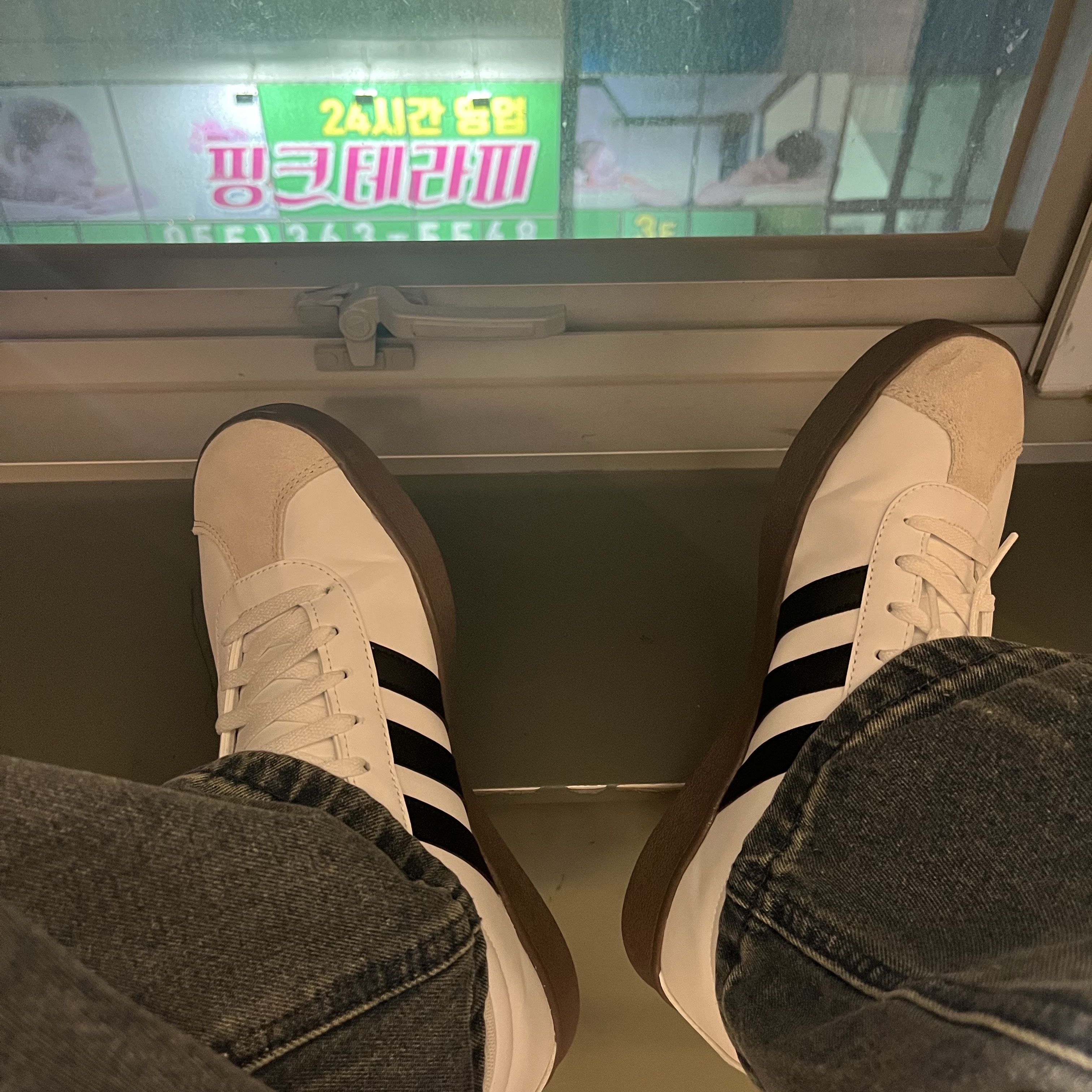 Adidas VL Court Base Cloud White Core Black 착용 스타일