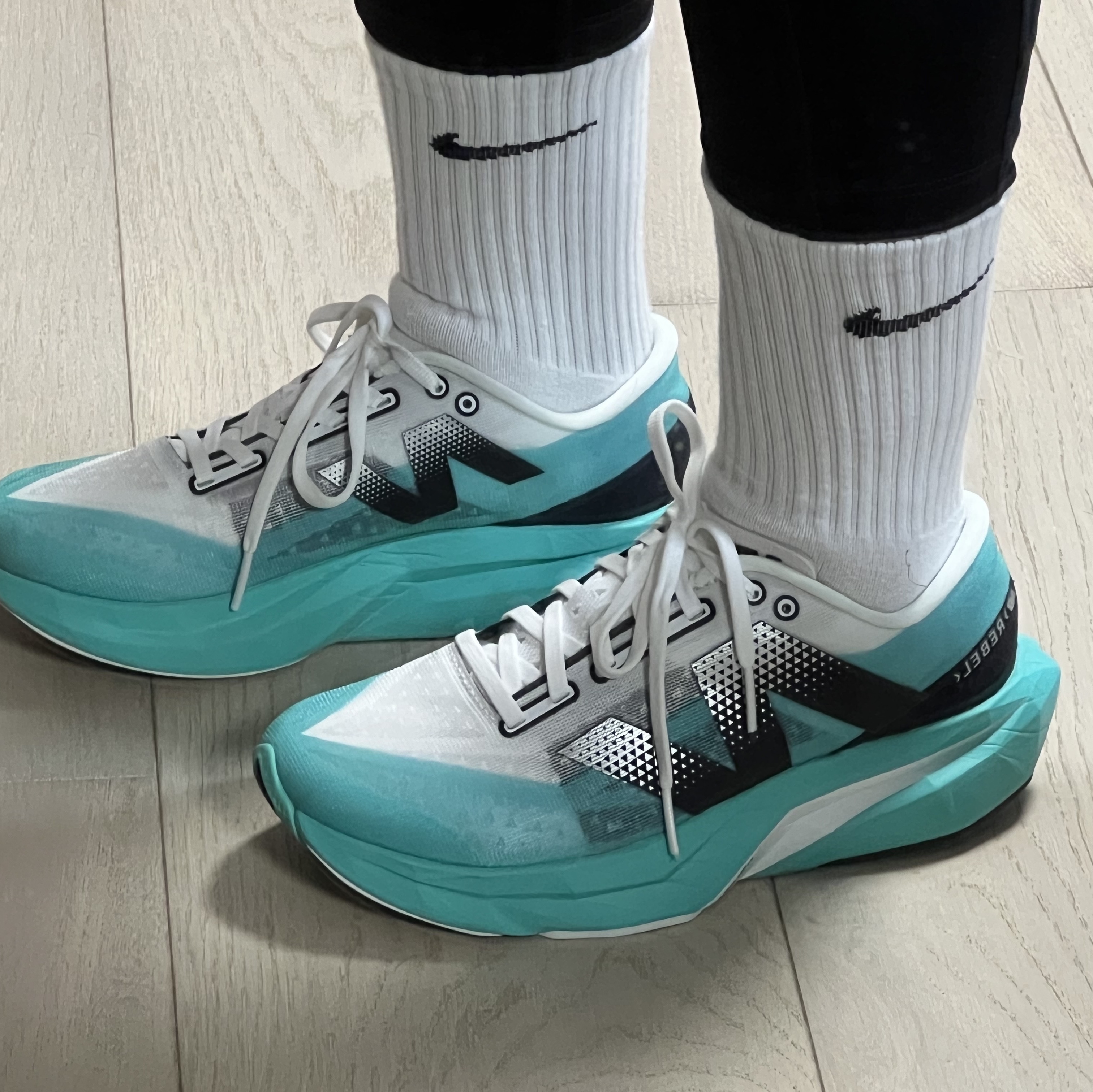 New Balance Fuelcell Rebel v4 Cyber Jade White - D Standard 착용 스타일