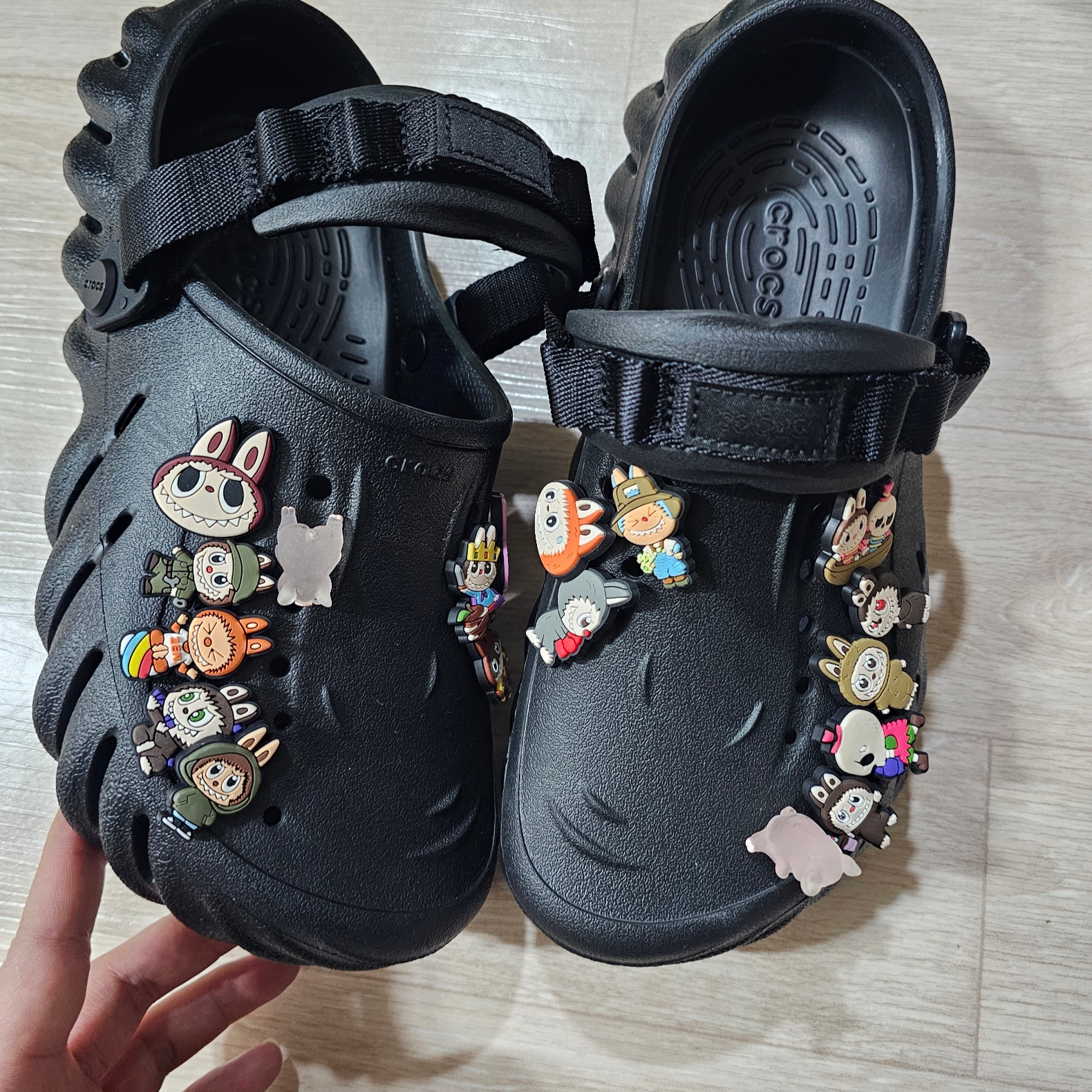 Crocs Echo Clog Black 착용 스타일 - 2