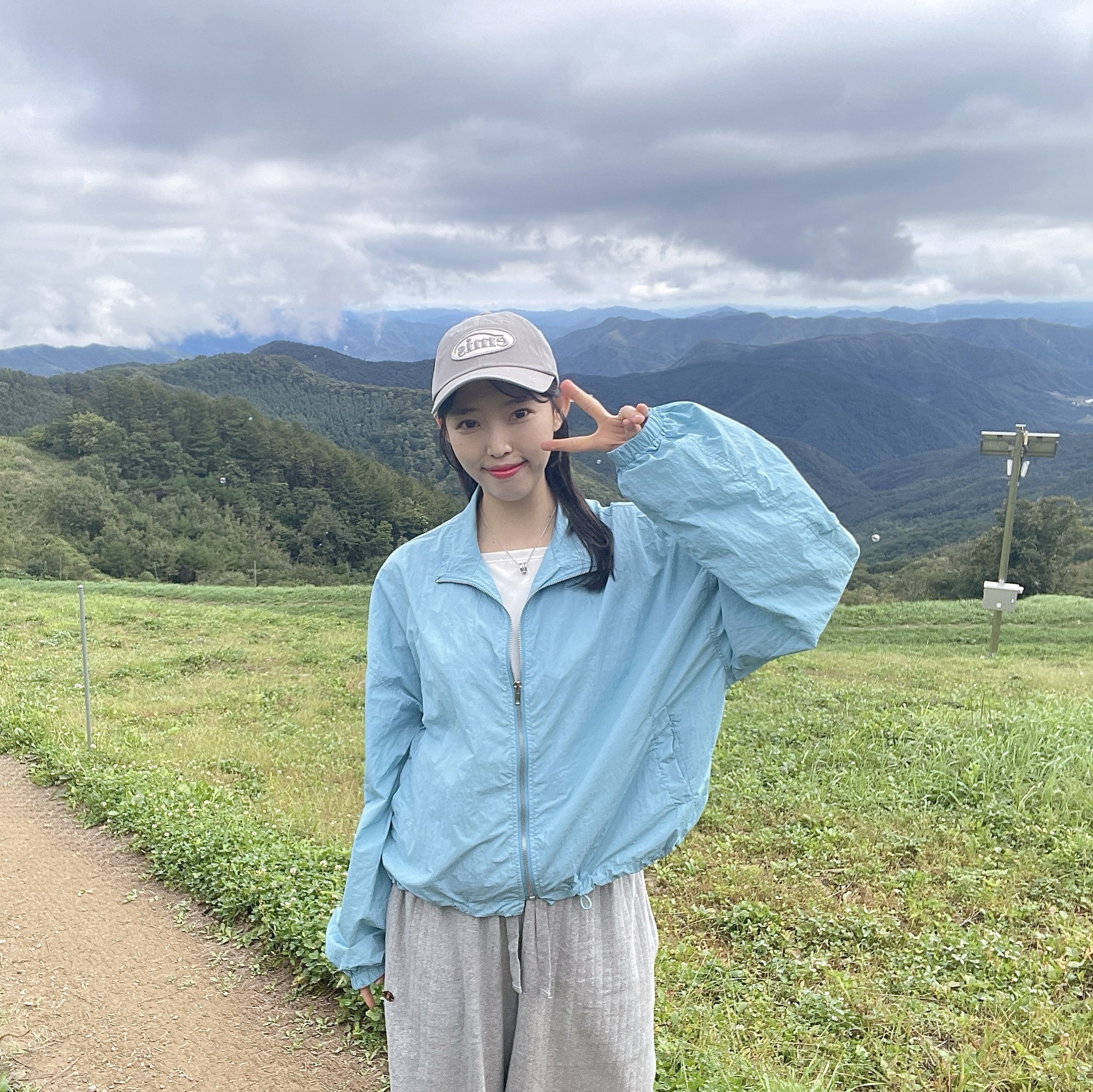Emis New Logo Denim Ball Cap Light Blue Denim, Emis Tone On Tone Wappen Ball Cap Light Purple 착용 스타일 - 3