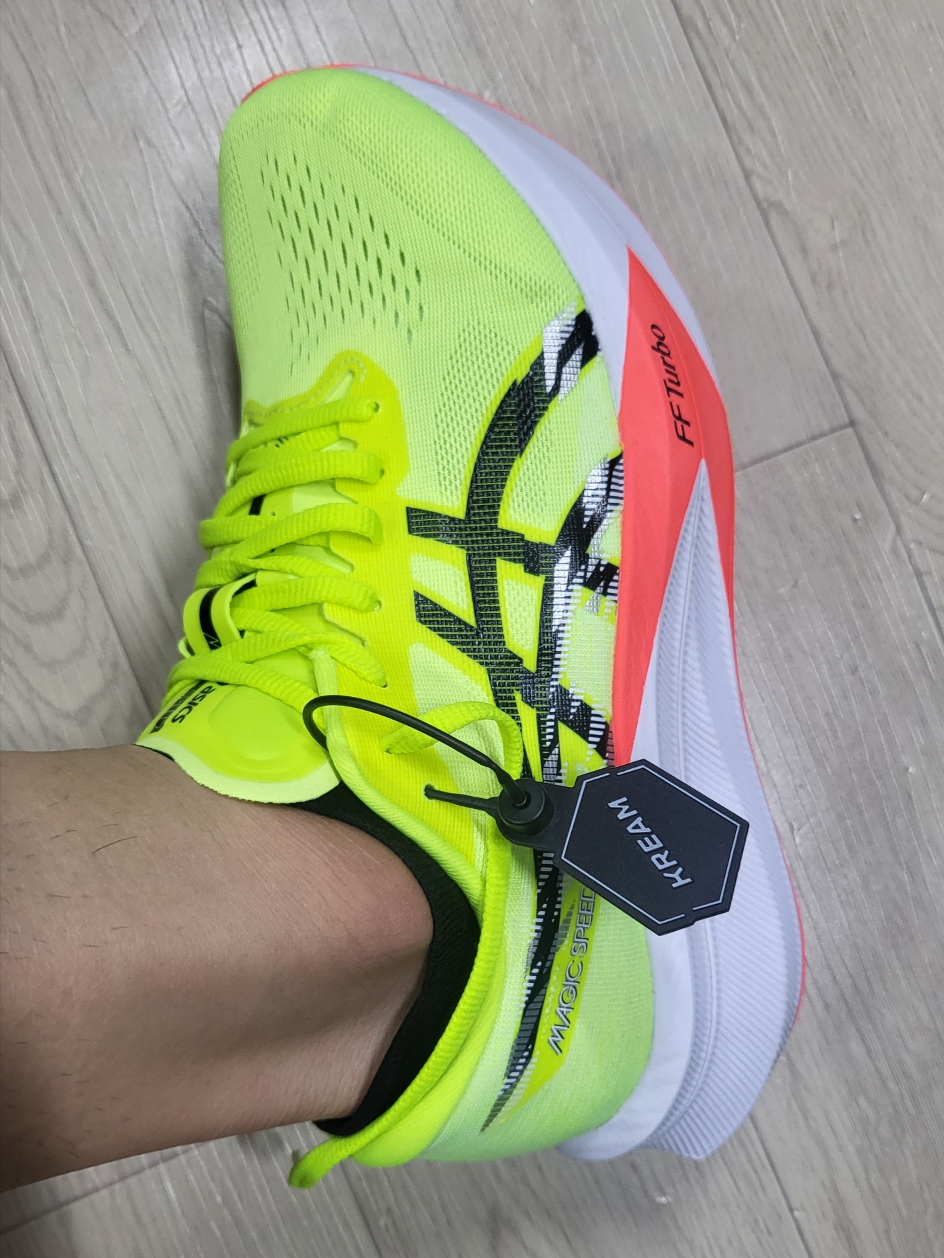 Asics Magic Speed 4 Safety Yellow Black - 2E Wide 착용 스타일
