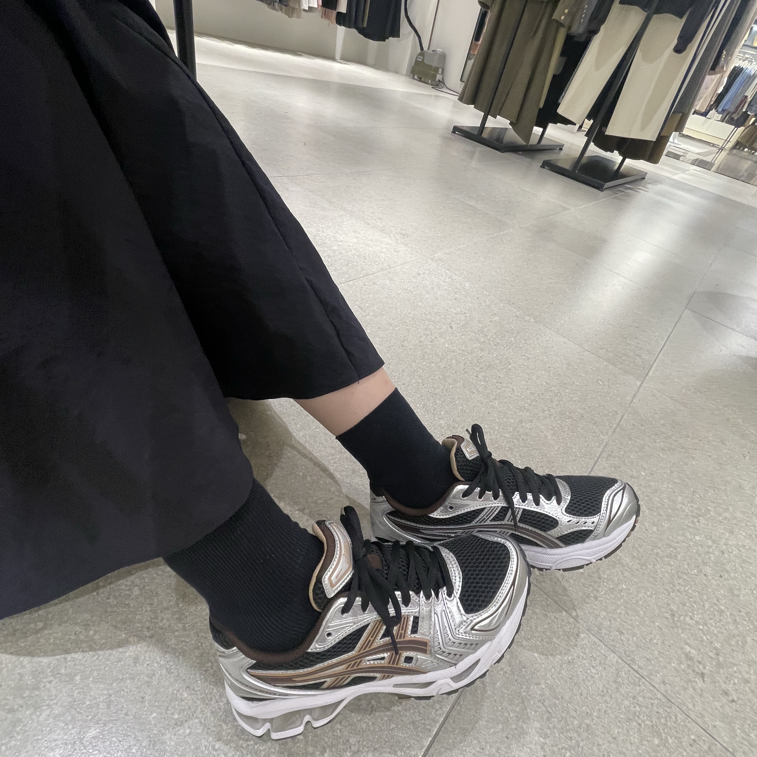 Asics Gel-Kayano 14 Black Coffee 착용 스타일 - 2