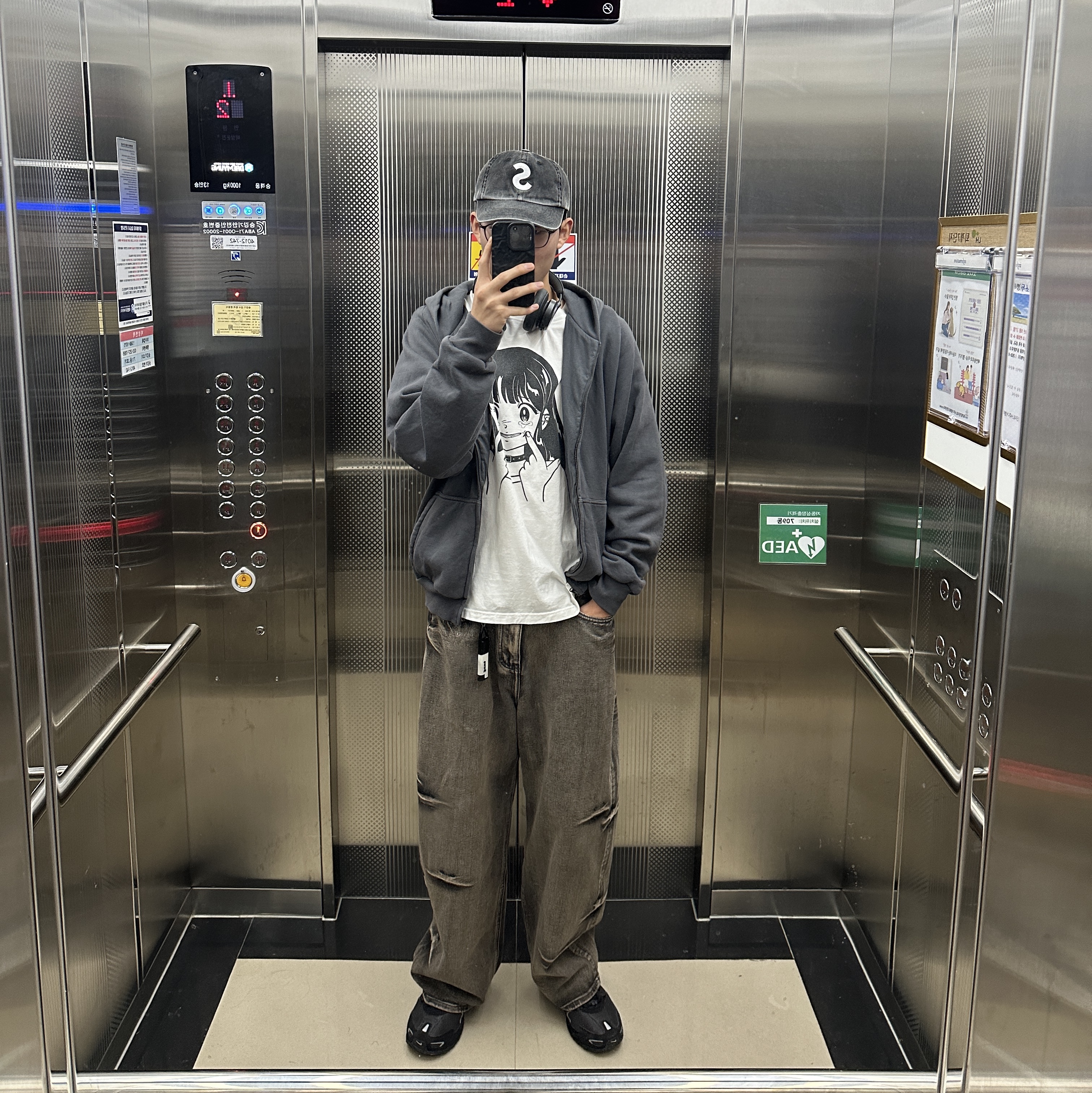 Nike Air Max Torch 4 Anthracite Metallic Silver, Yeezy YZY Zip-Up Hoodie Dark Grey 착용 스타일