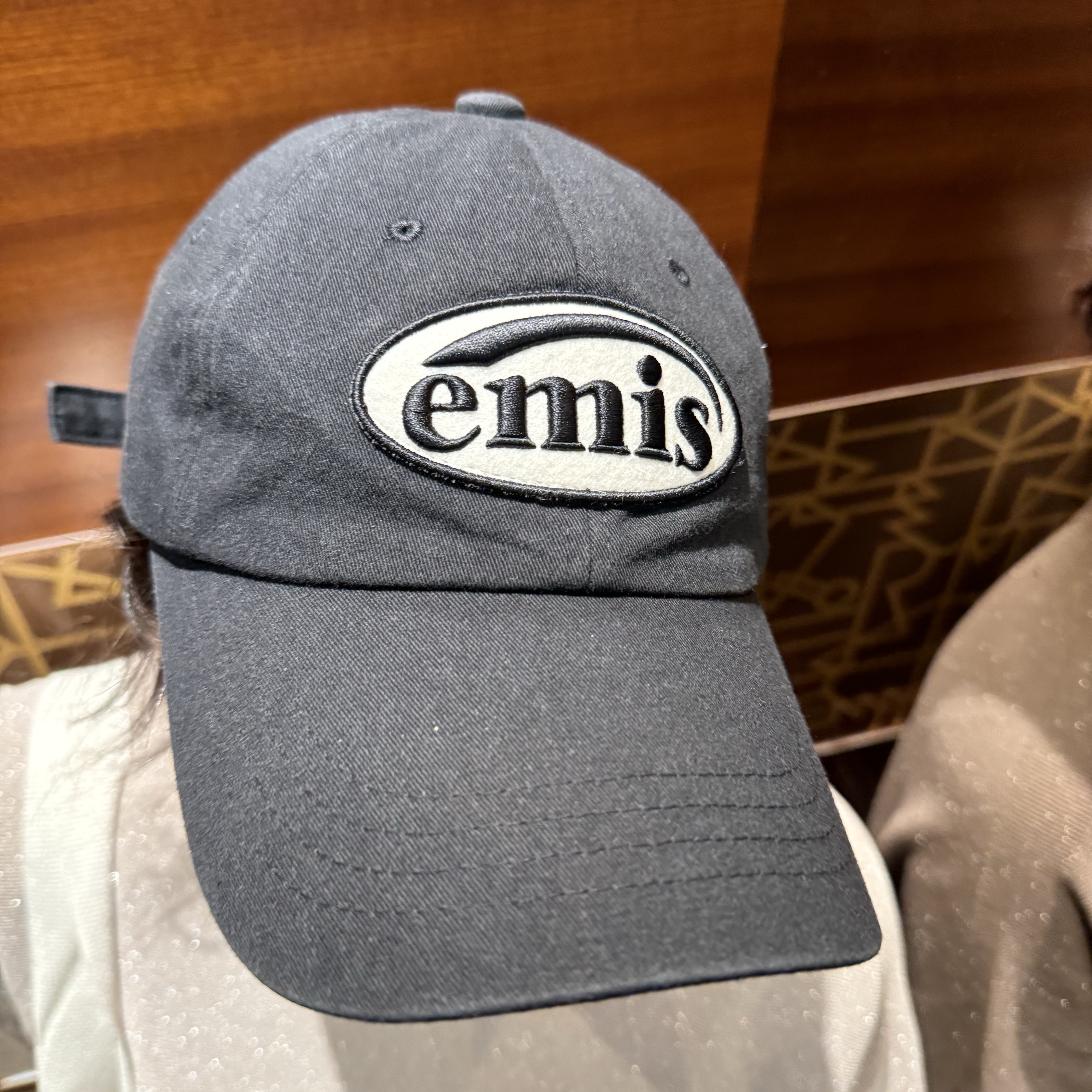 Emis Tone On Tone Wappen Ball Cap Black 착용 스타일