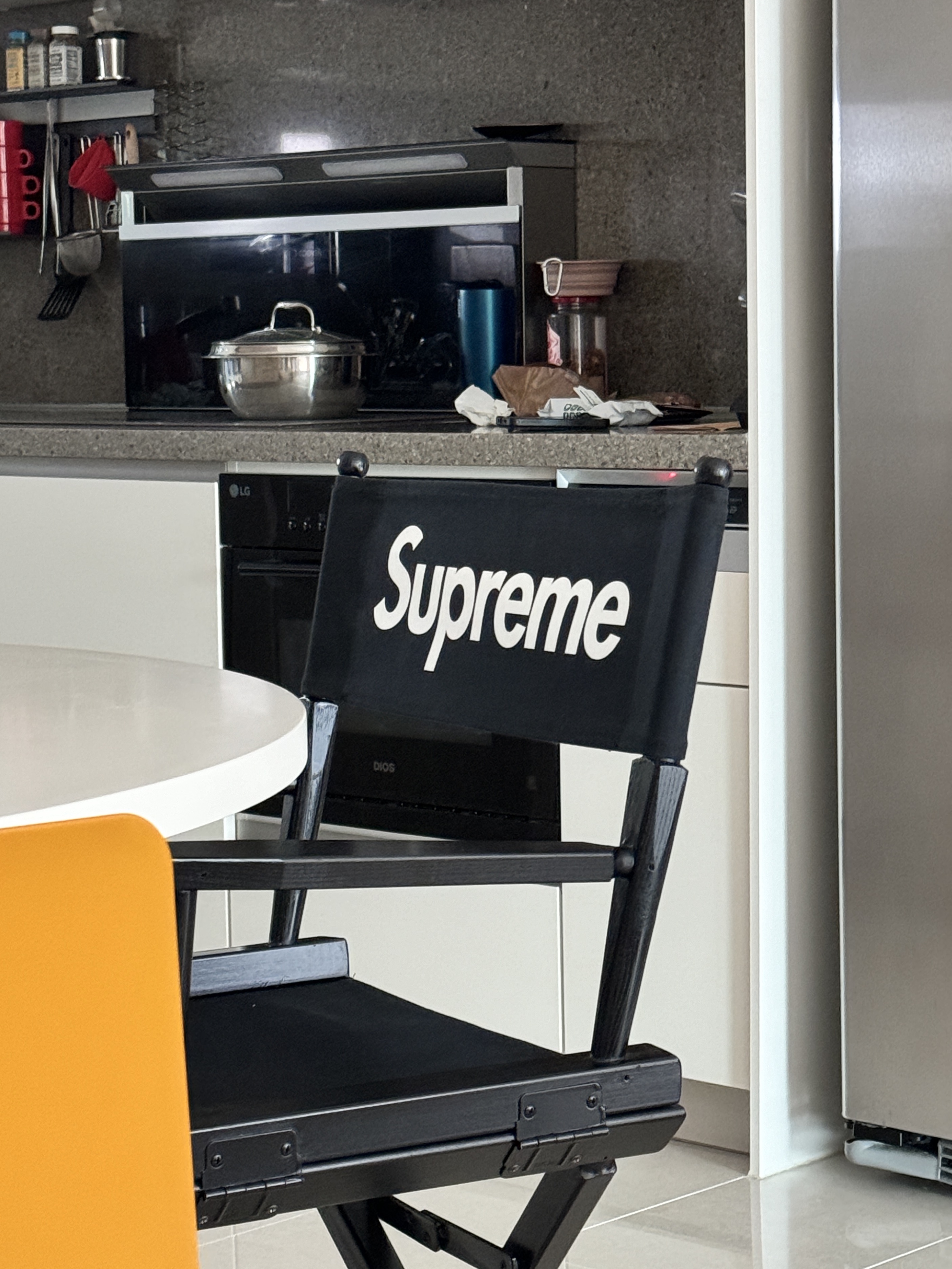 Supreme Director’s Chair Black - 19SS 착용 스타일