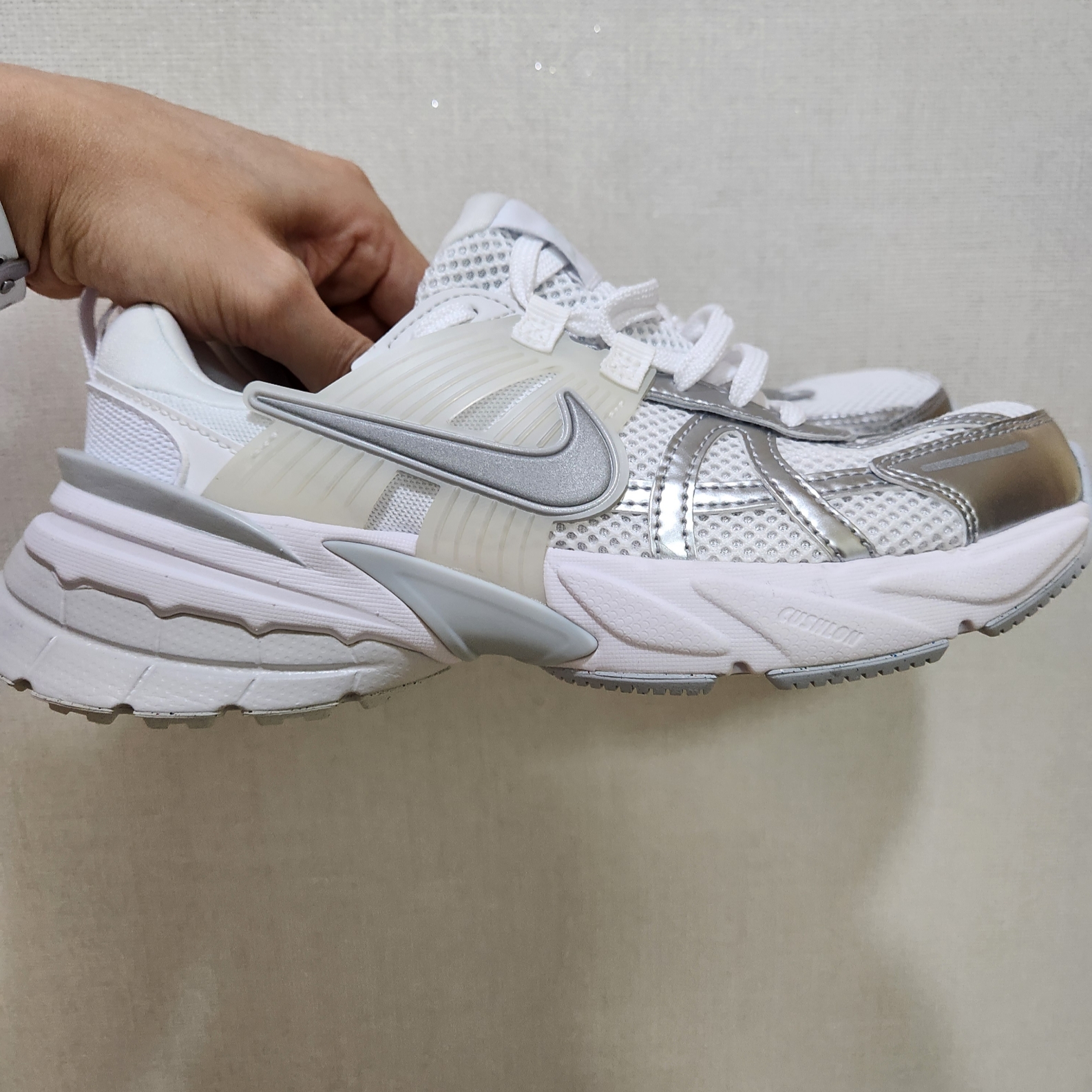 Nike V2K Run Metallic Silver White 착용 스타일 - 2