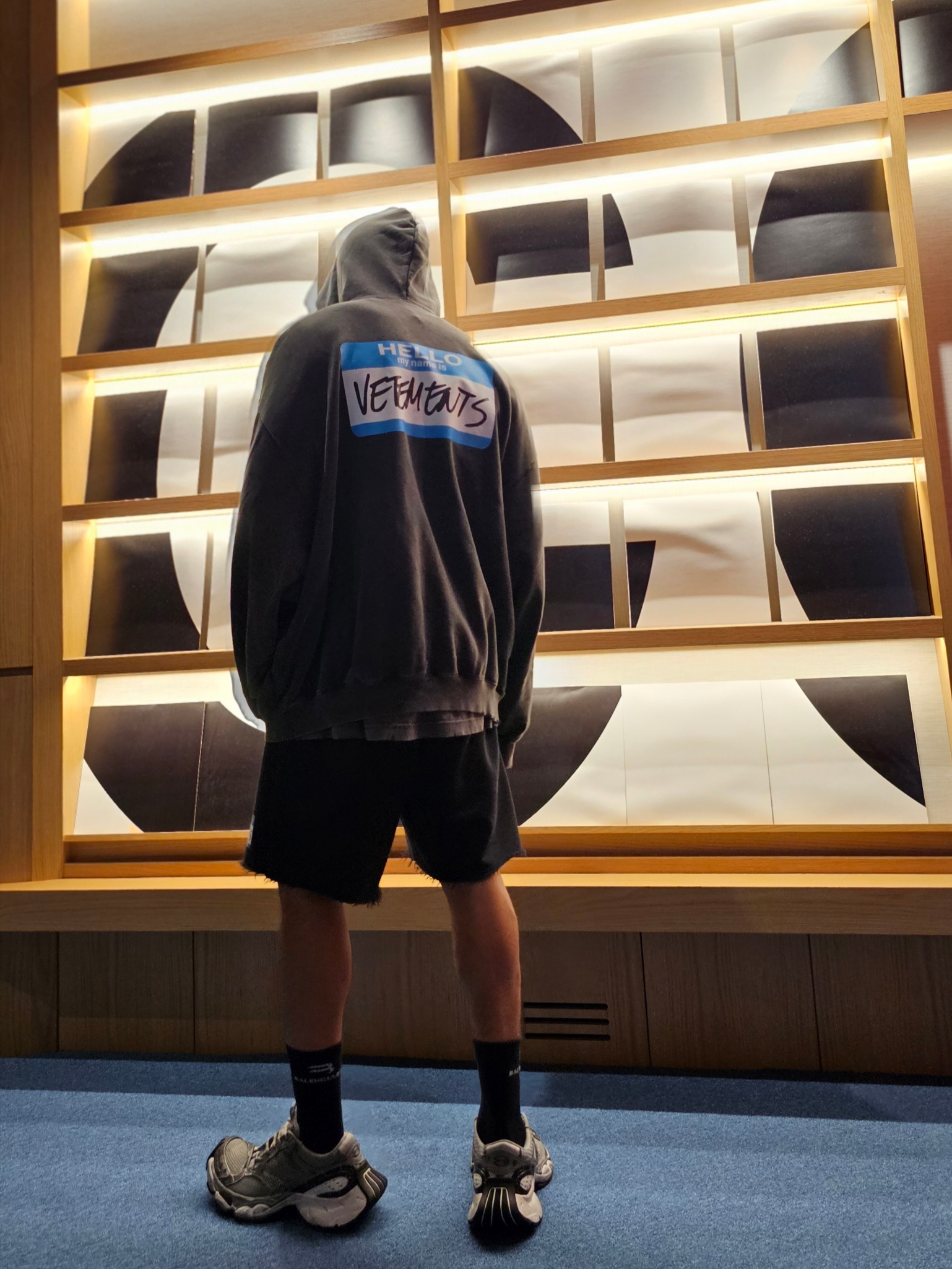 Vetements My Name Is Vetements Hoodie Black, Balenciaga Stapler Sneaker Beige Grey 착용 스타일 - 4