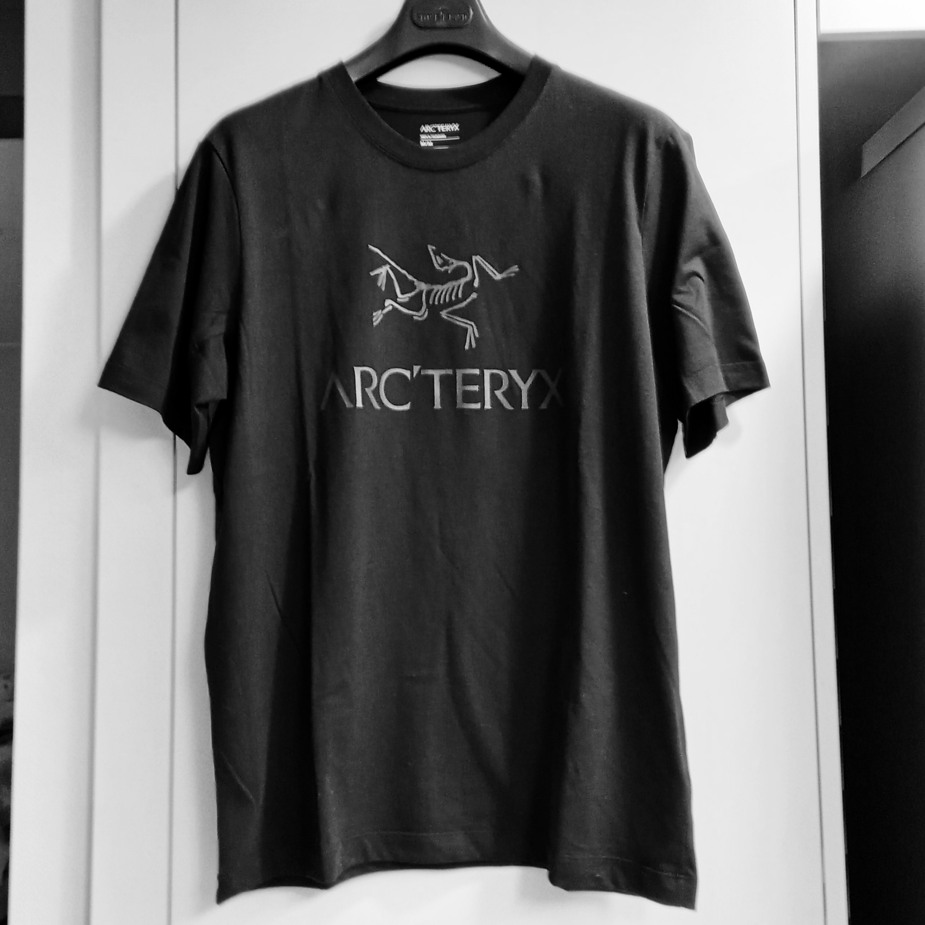 Arc'teryx Arc'word Logo SS T-Shirt Black, Arc'teryx Arc'word SS T-Shirt Black 착용 스타일 - 3
