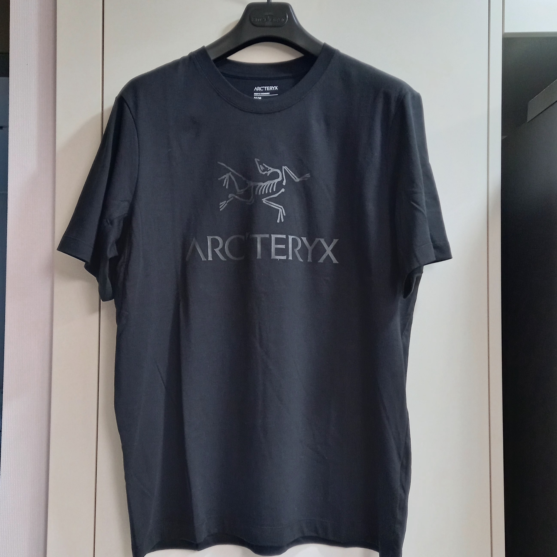 Arc'teryx Arc'word Logo SS T-Shirt Black, Arc'teryx Arc'word SS T-Shirt Black 착용 스타일 - 1