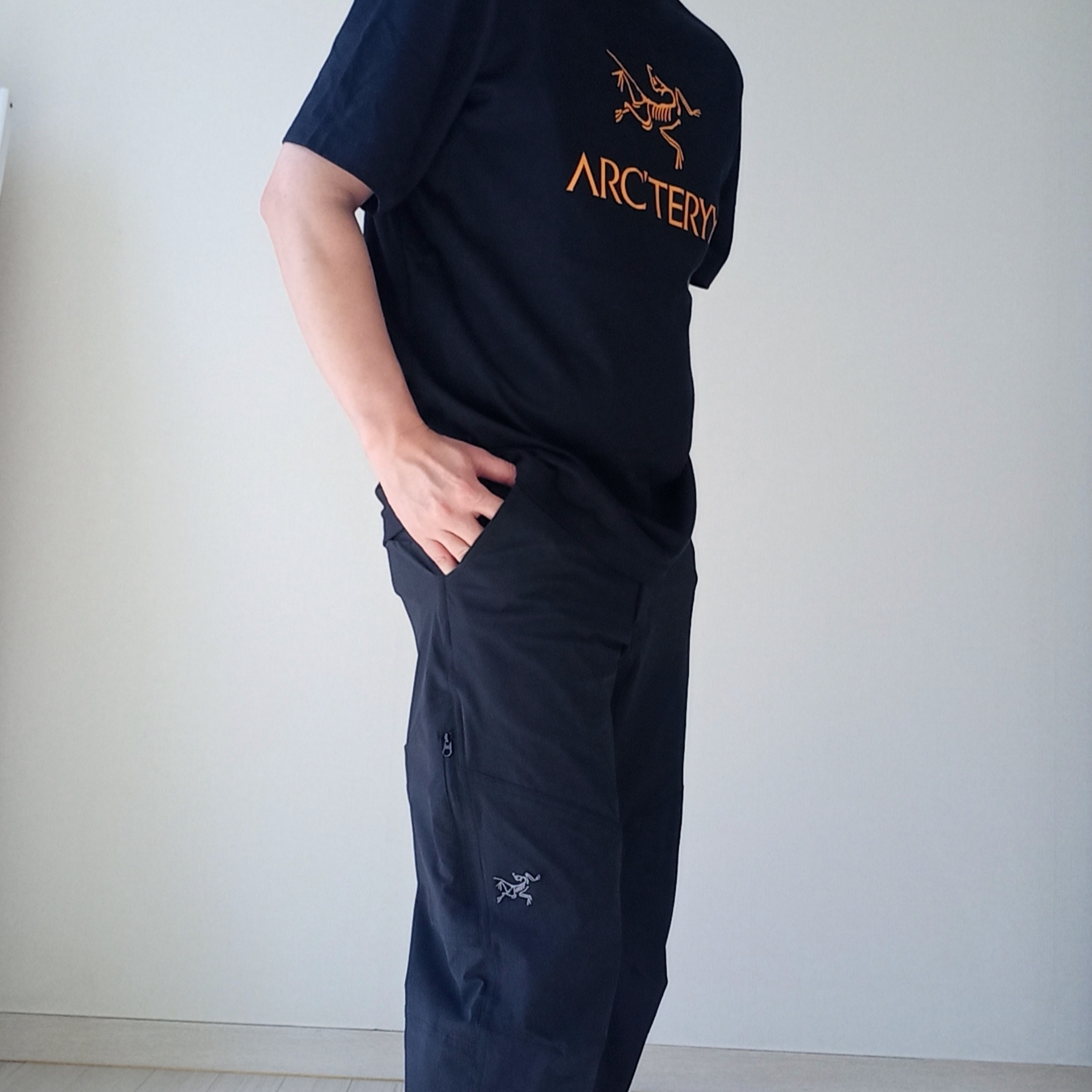 Arc'teryx Arc'word Logo SS T-Shirt Black II, Arc'teryx Cronin Pants Black 착용 스타일 - 2