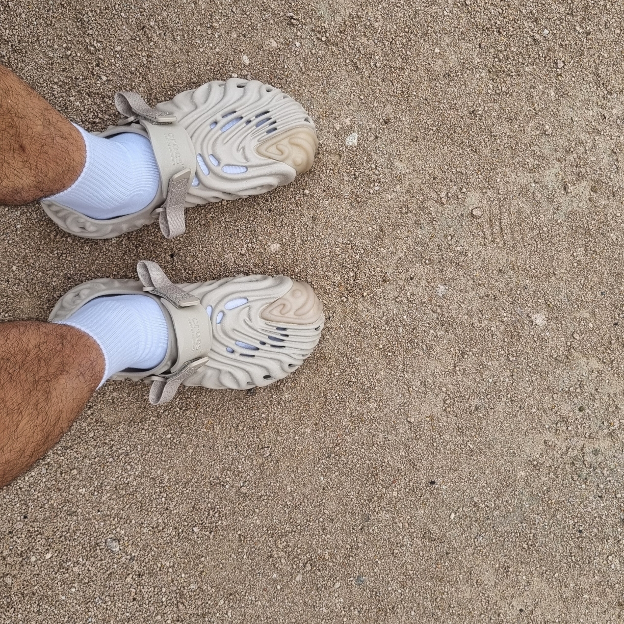 Crocs x Salehe Bembury Pollex Clog Horchata 착용 스타일