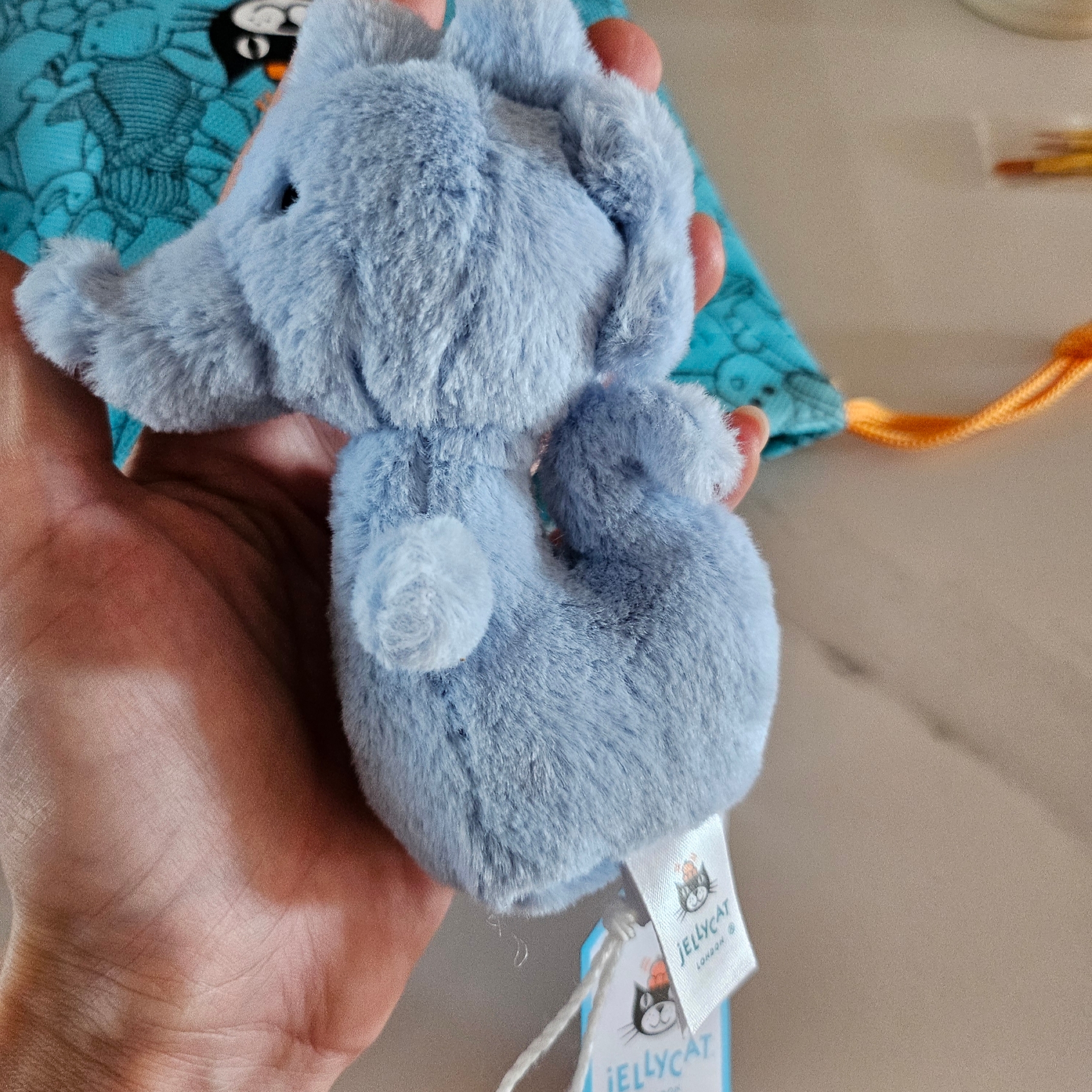 Jellycat Fluffy Seahorse Blue 착용 스타일