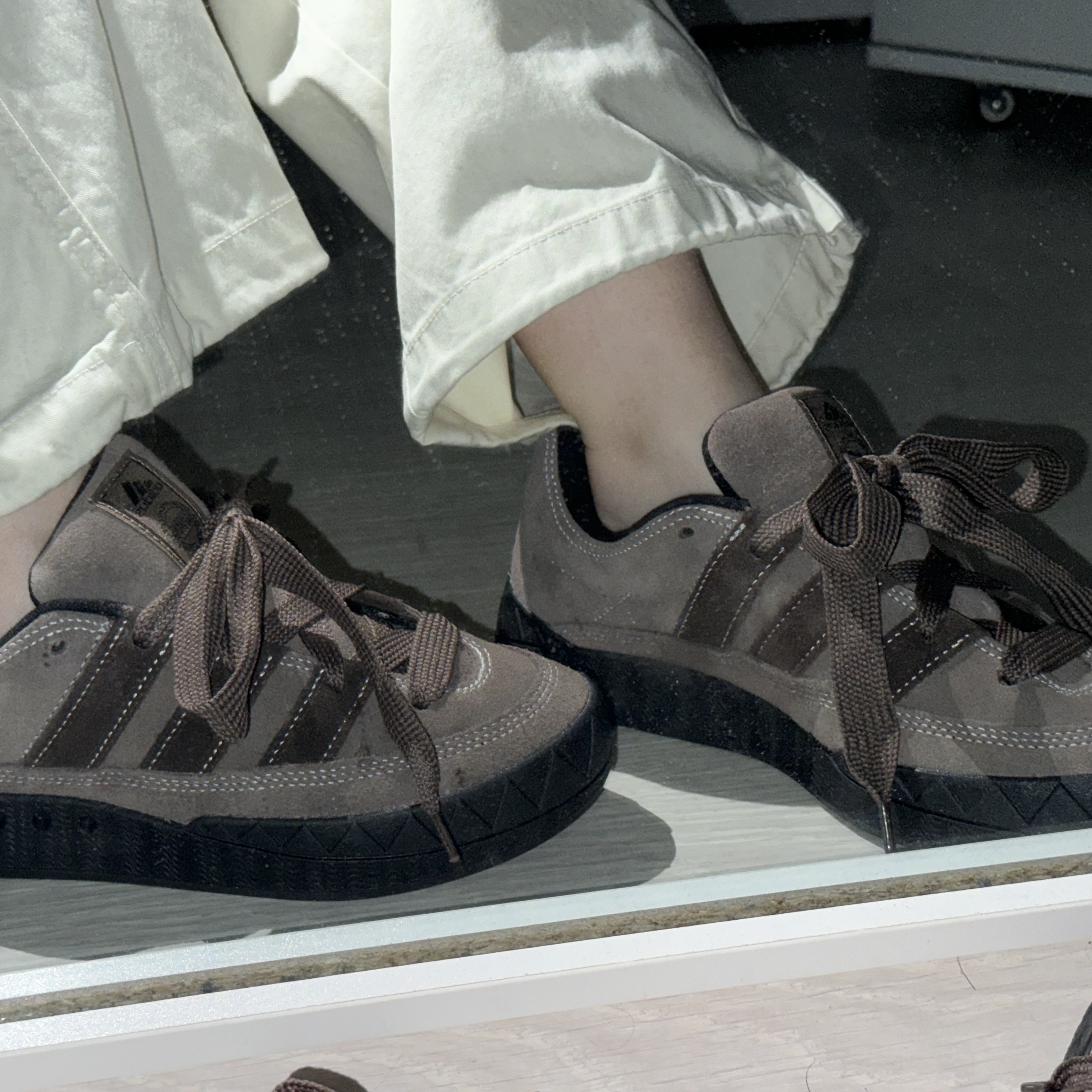 (W) Adidas Adimatic Earth Strata Dark Brown 착용 스타일 - 1