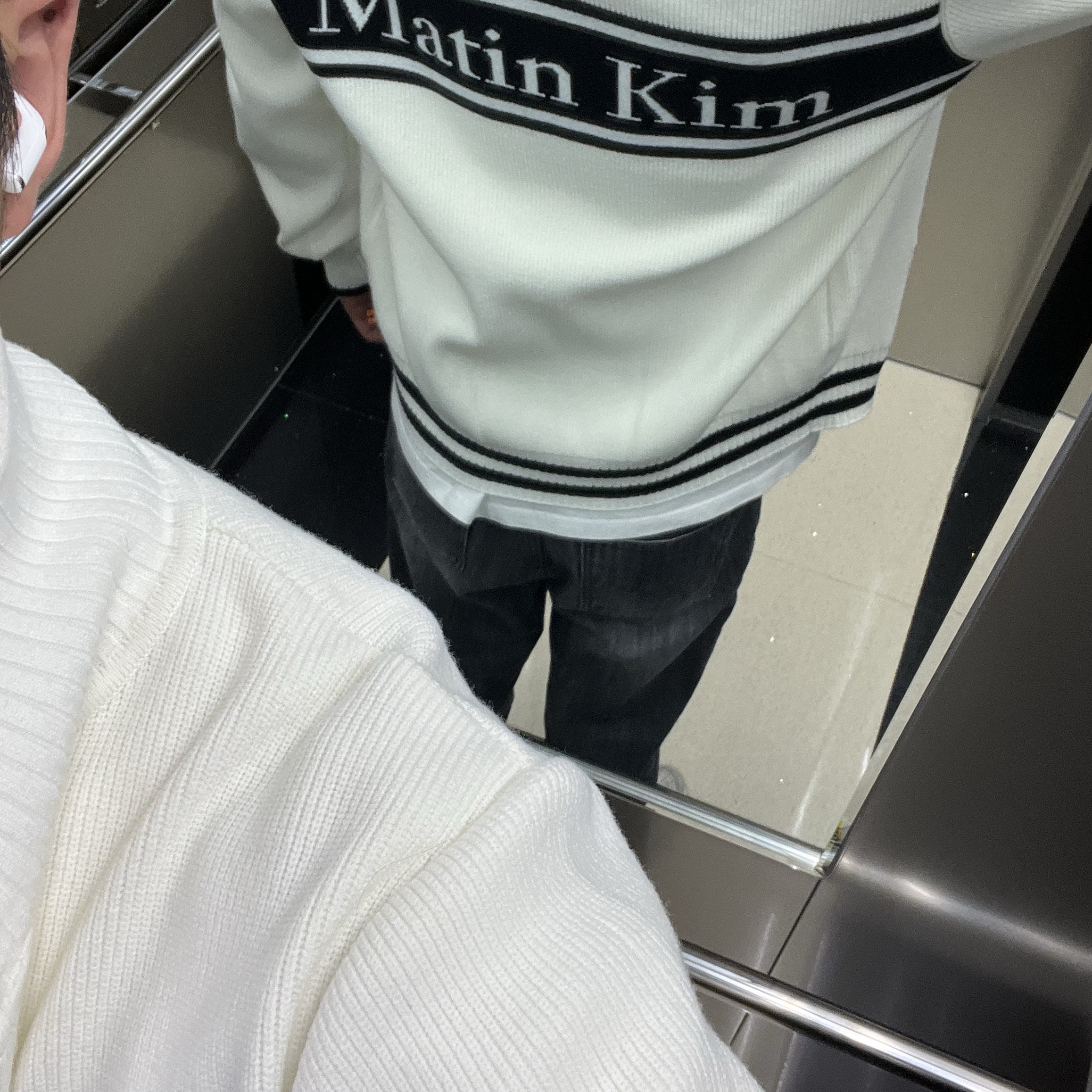 Matin Kim Spell Point Stripe Knit Cardigan Ivory 착용 스타일 - 1