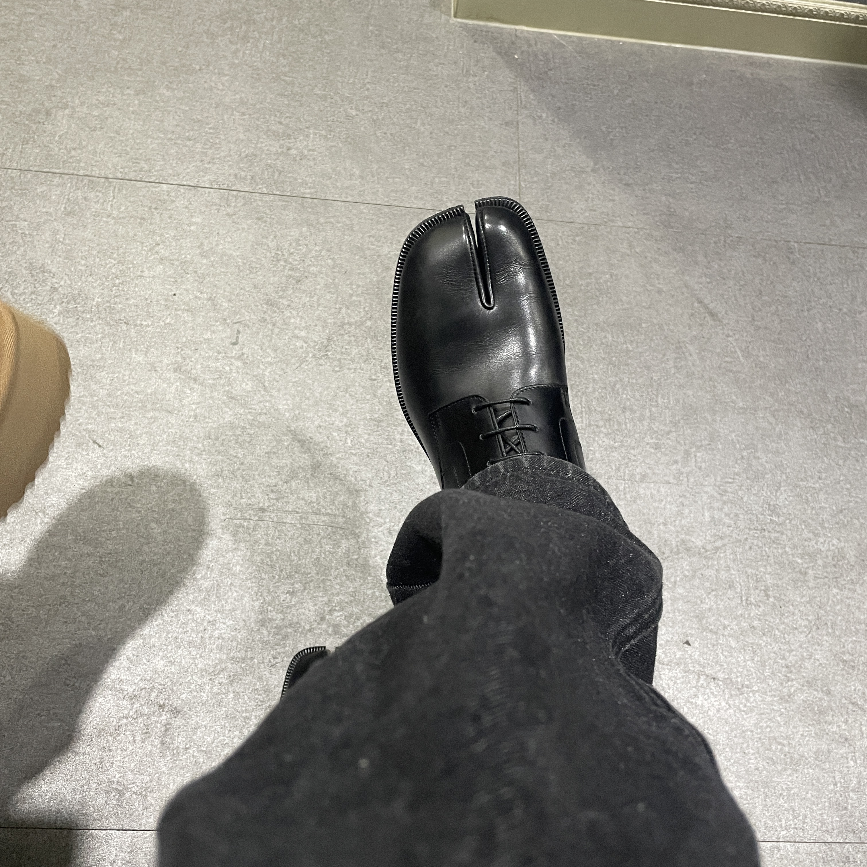 Maison Margiela Tabi Lace-Up Shoes Black 착용 스타일 - 1