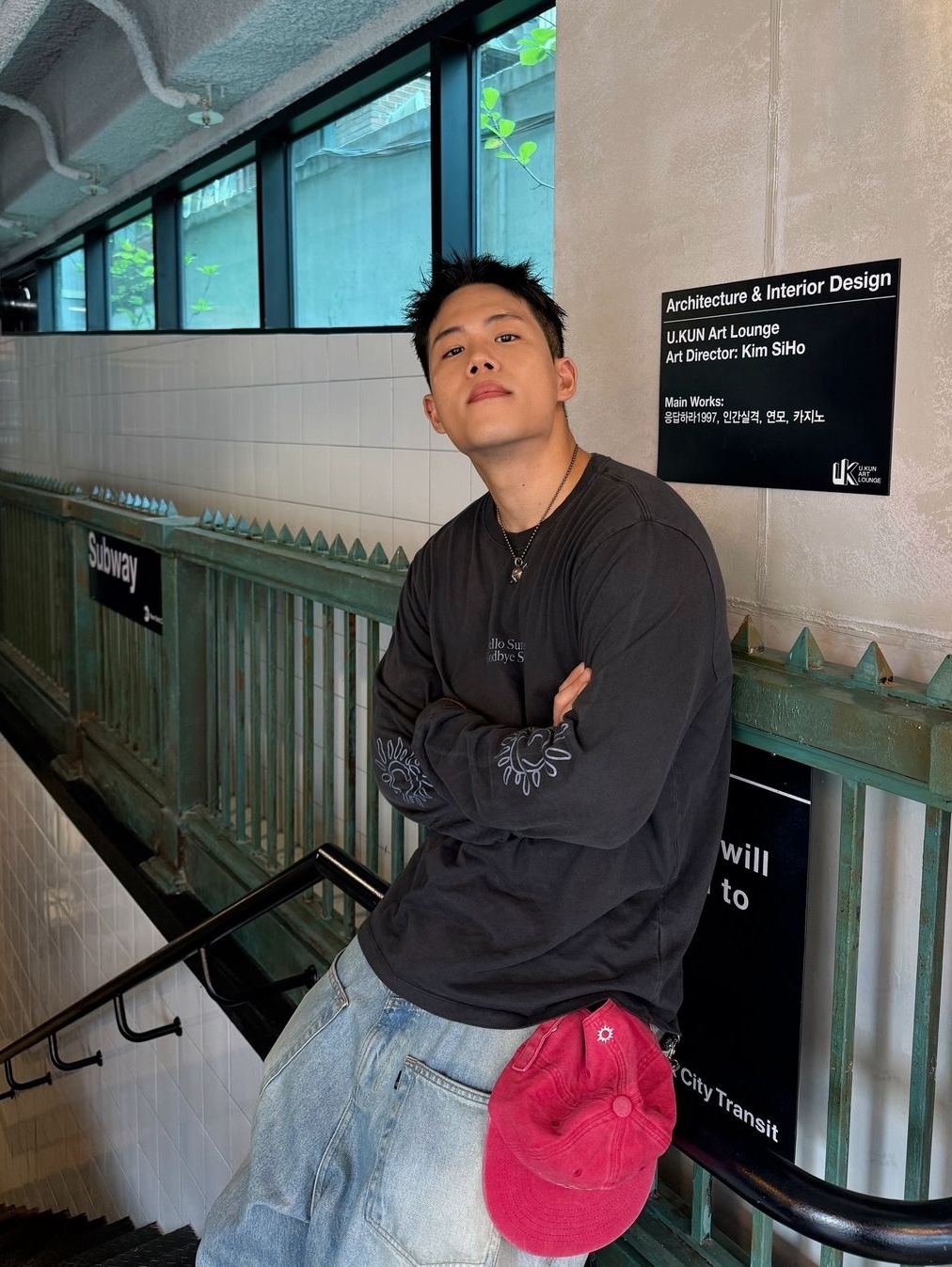 HS x Hank Classic Typo LS Tee VTG Charcoal 착용 스타일