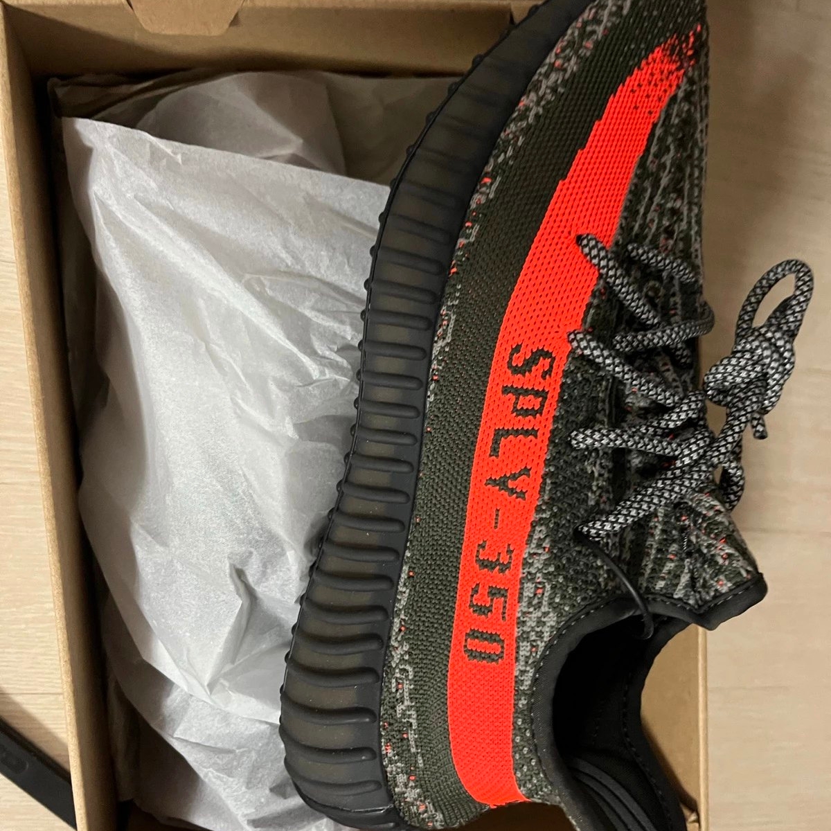 Adidas Yeezy Boost 350 V2 Carbon Beluga 착용 스타일