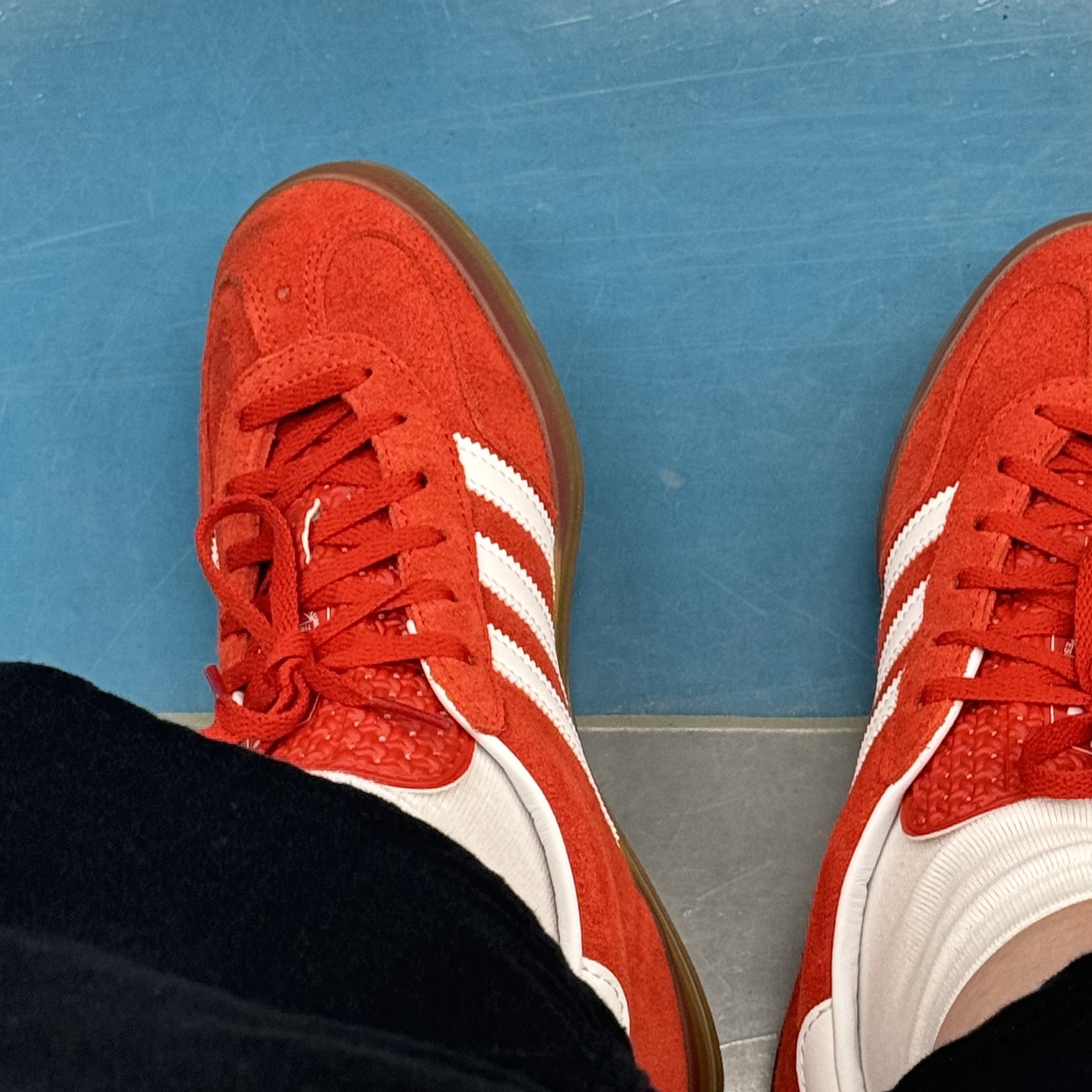 (W) Adidas Gazelle Indoor Bold Orange Cloud White 착용 스타일