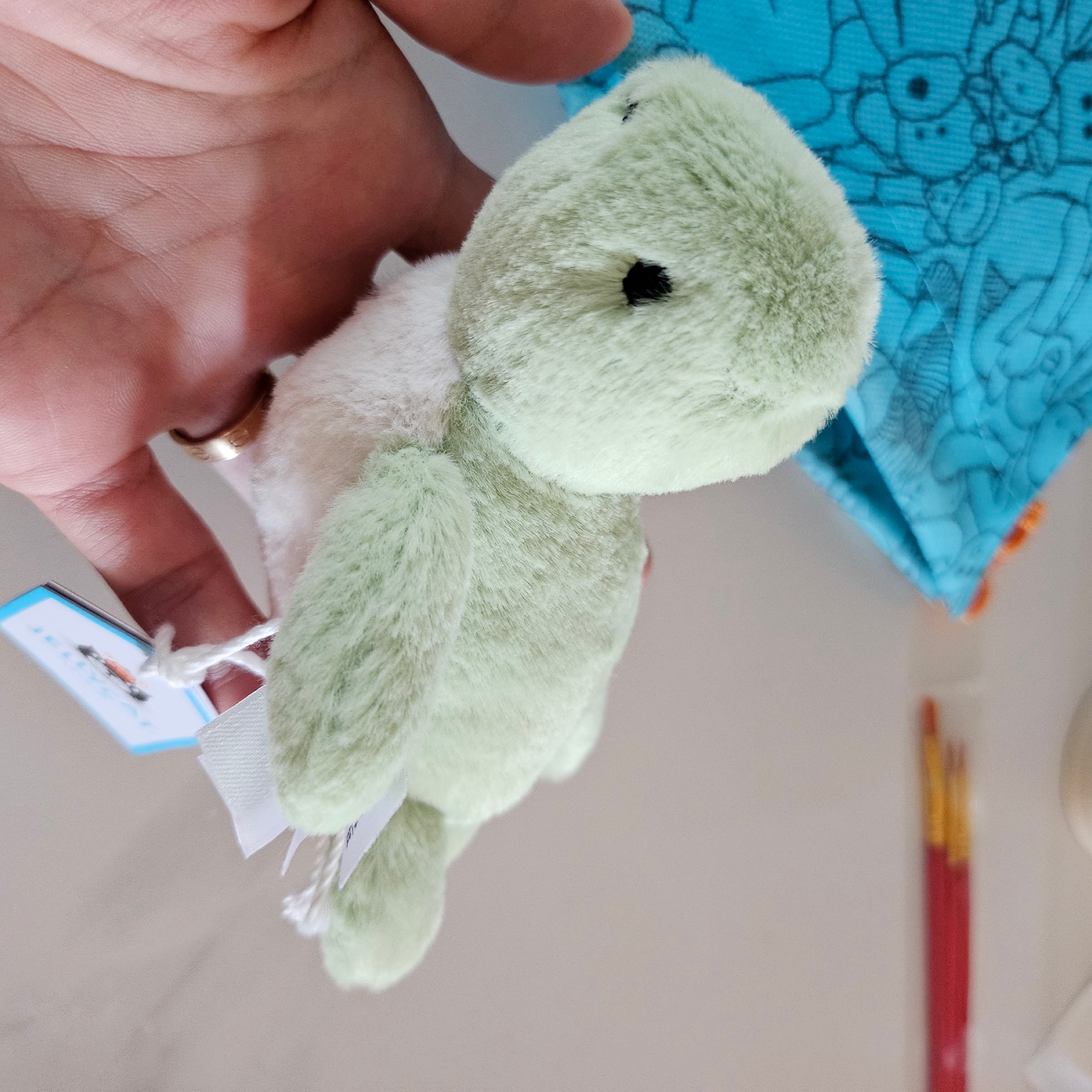 Jellycat Fluffy Turtle Lime 착용 스타일