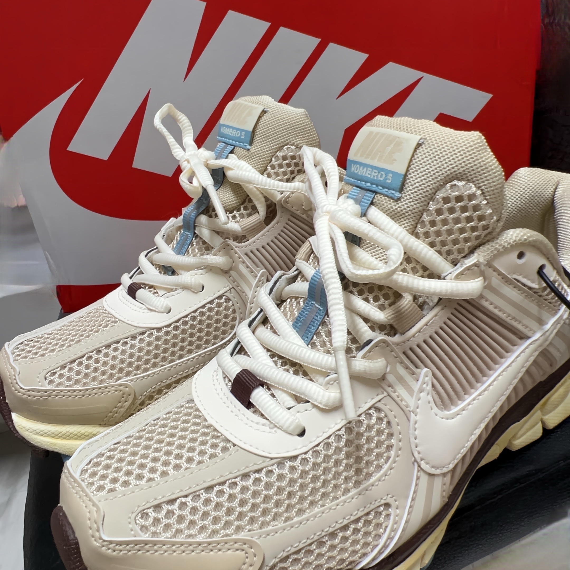 (W) Nike Zoom Vomero 5 Oatmeal 착용 스타일