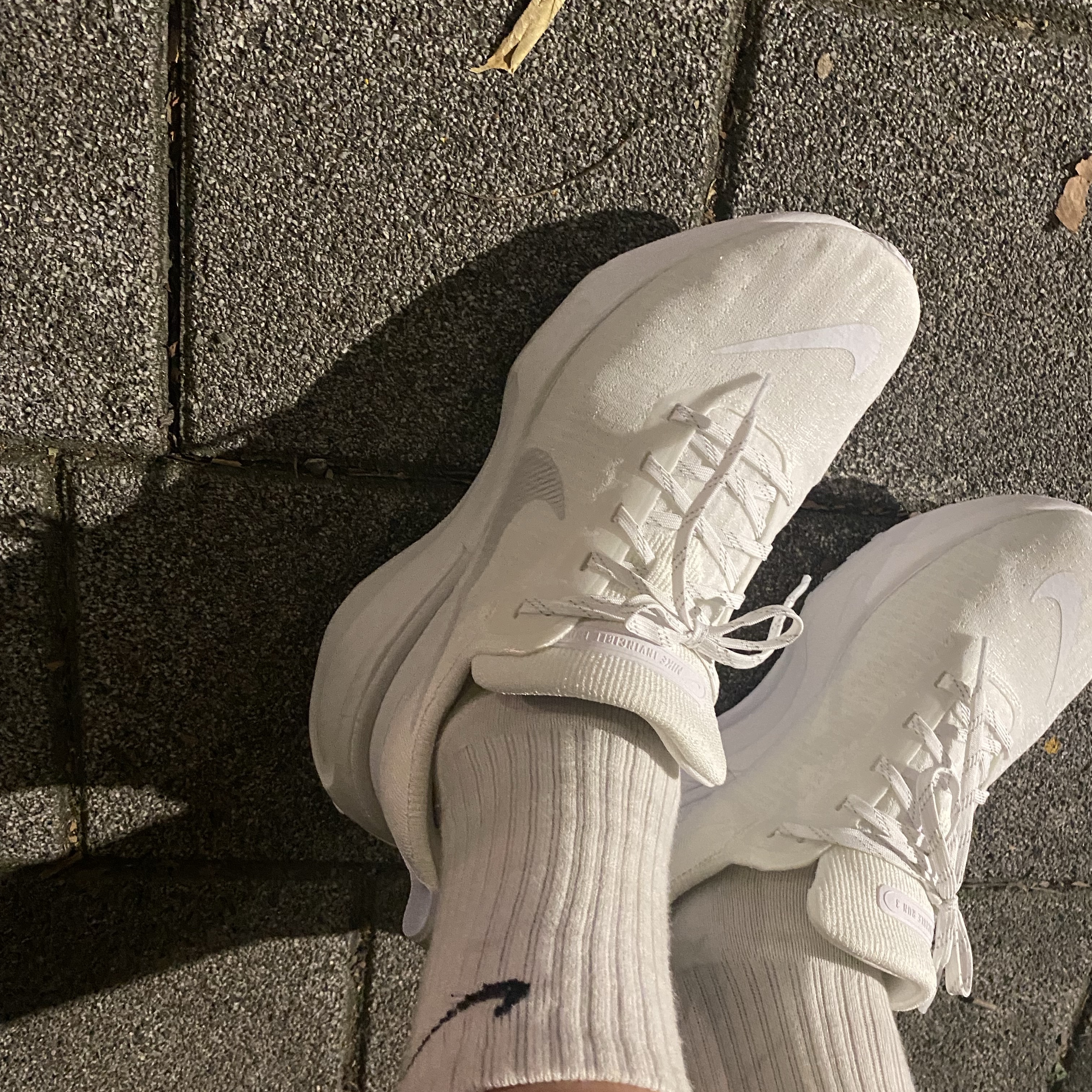 Nike ZoomX Invincible Run Flyknit 3 White Photon Dust 착용 스타일