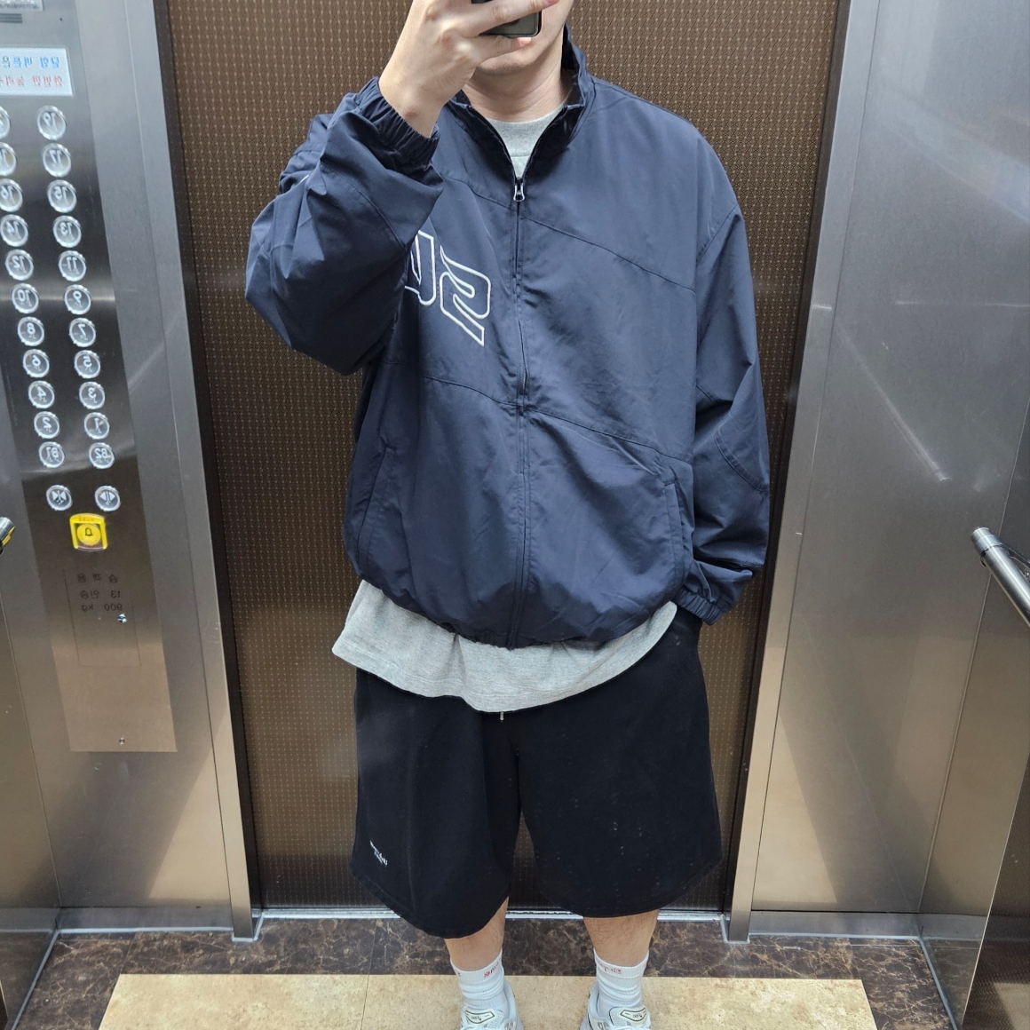Supreme Curve Track Jacket Black - 24SS, Undermycar Mu.04 Anti Fxxking Logo Play Oversized Sweat Shorts Black 착용 스타일 - 1