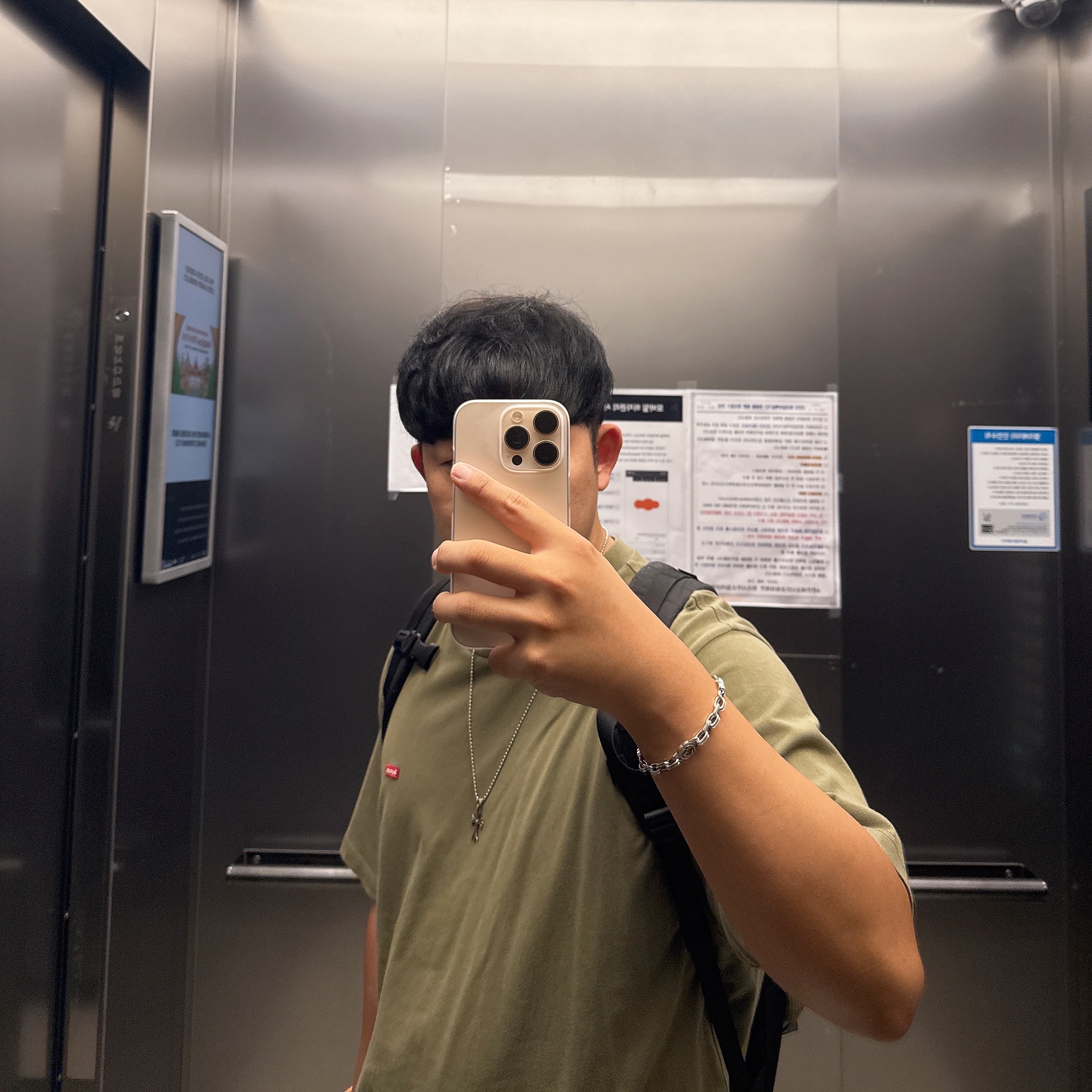 Apple iPhone 16 Pro 256GB Desert Titanium (Korean Ver.), Supreme Small Box T-Shirt Dusty Olive - 24SS 착용 스타일