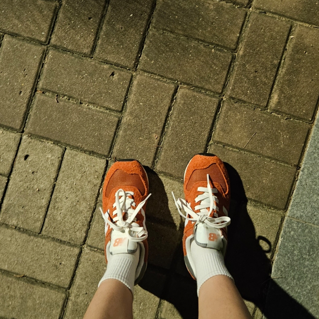 New Balance 574 Heritage Orange Burst White 착용 스타일