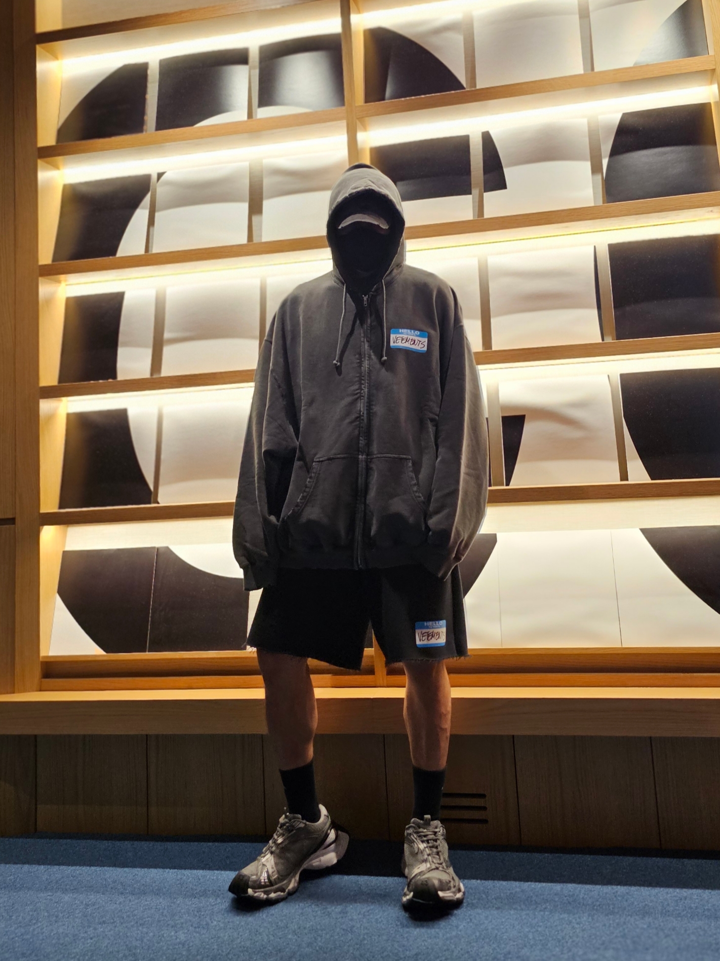 Vetements My Name Is Vetements Hoodie Black, Balenciaga Stapler Sneaker Beige Grey 착용 스타일 - 5