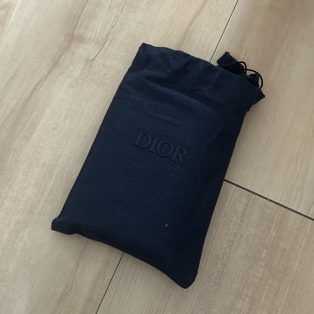 Dior Bi-Fold Card Holder Black Dior Oblique Jacquard 착용 스타일