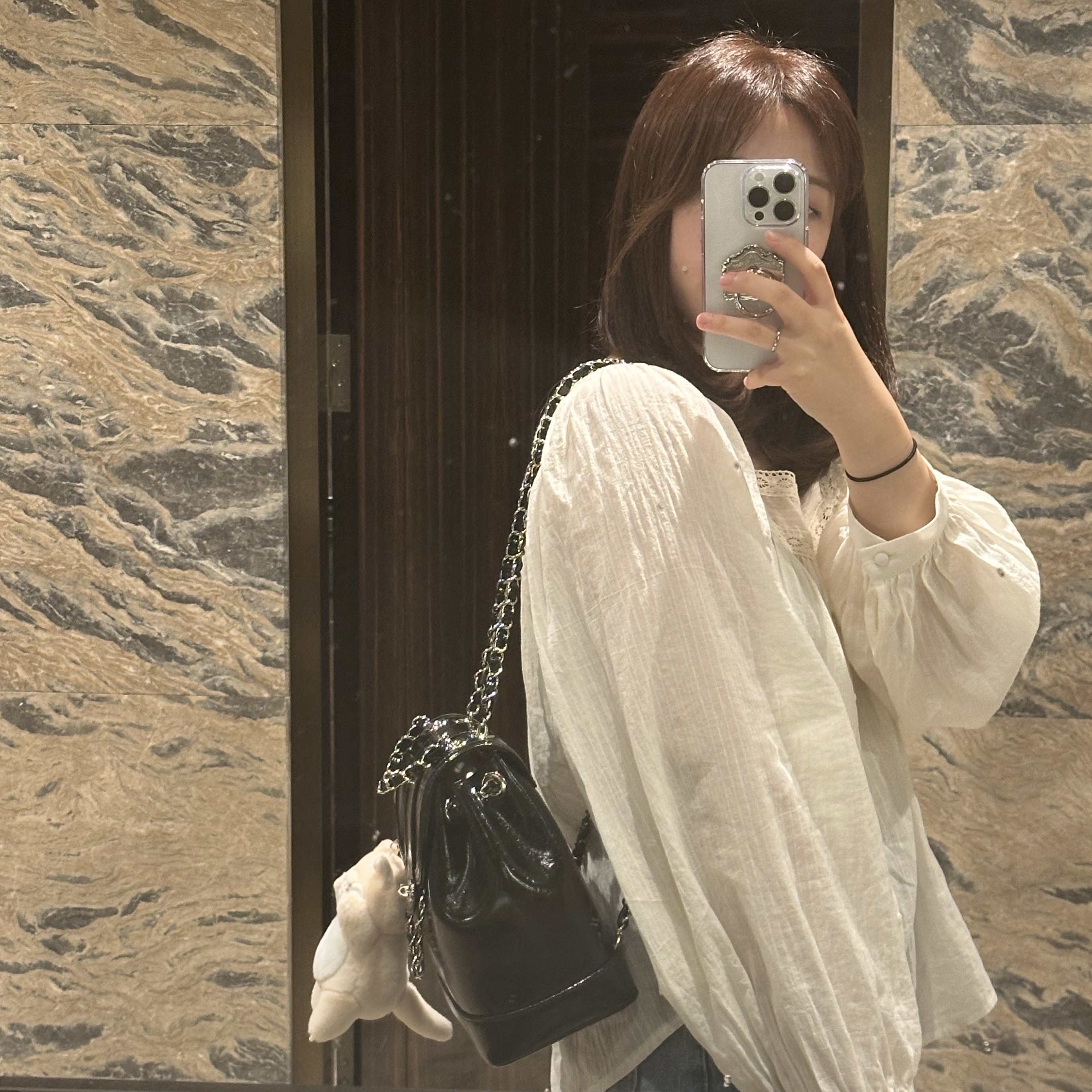 Cardinal Red Hawoo-A Bag Black 착용 스타일