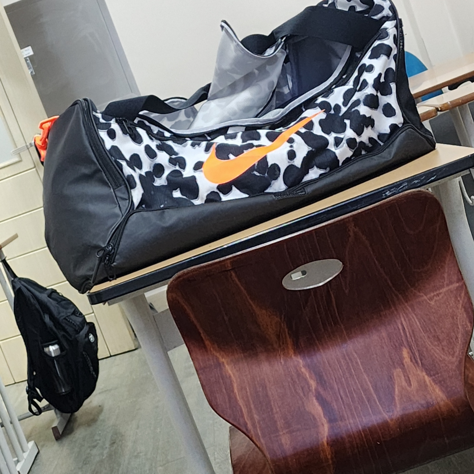 Nike Brasilia Training Duffel Bag Medium 60L Light Smoke Grey Black Total Orange 착용 스타일