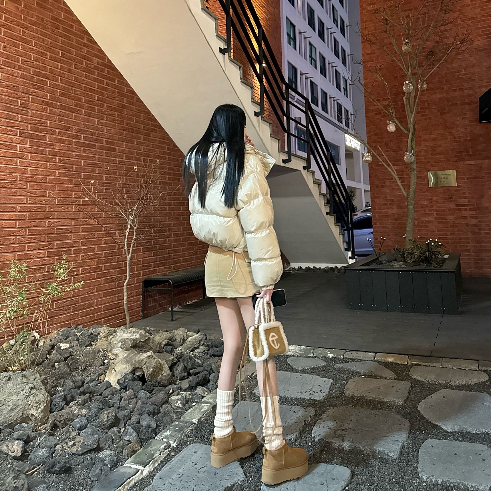 (W) UGG Classic Ultra Mini Platform Boots Chestnut, Telfar x UGG Small Shopping Bag Chestnut 착용 스타일