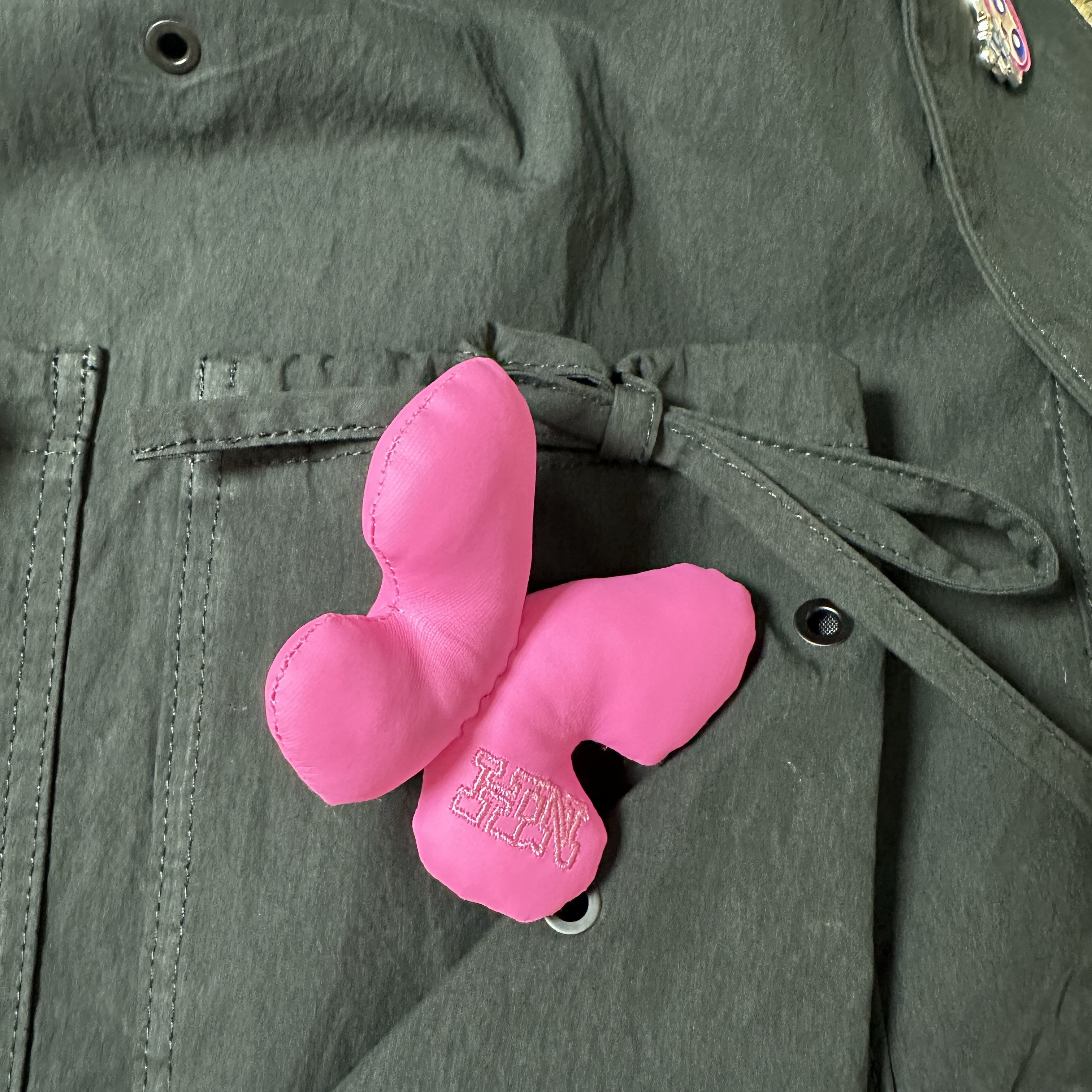 NewJeans x Coller Padded Butterfly Sticon Pink 착용 스타일