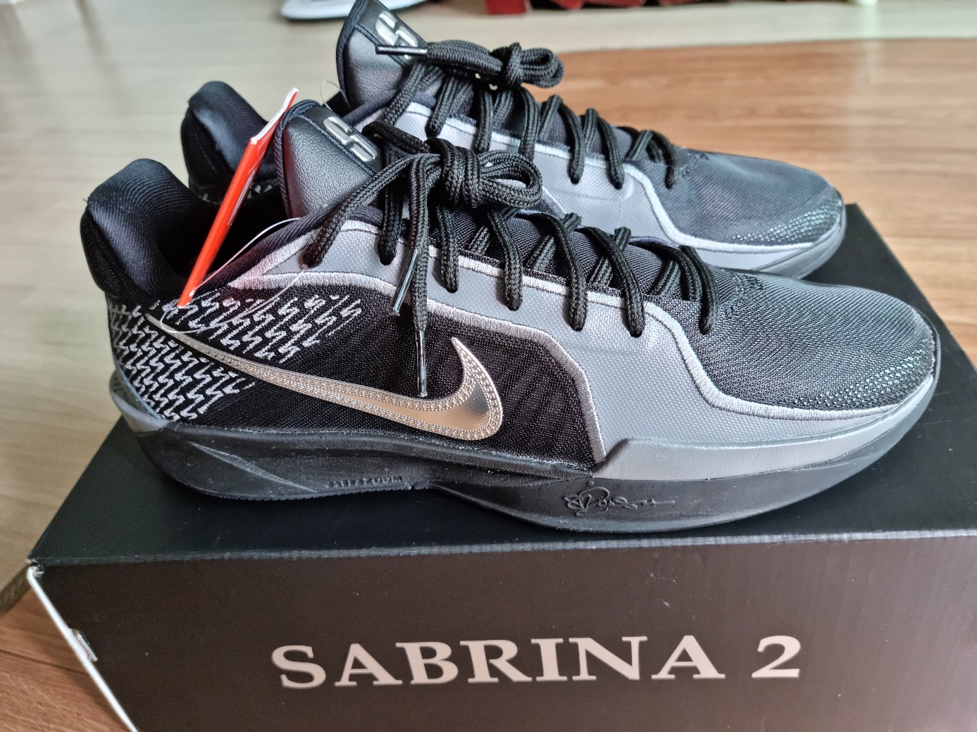 Nike Sabrina 2 EP Mirrored Black Smoke Grey 착용 스타일
