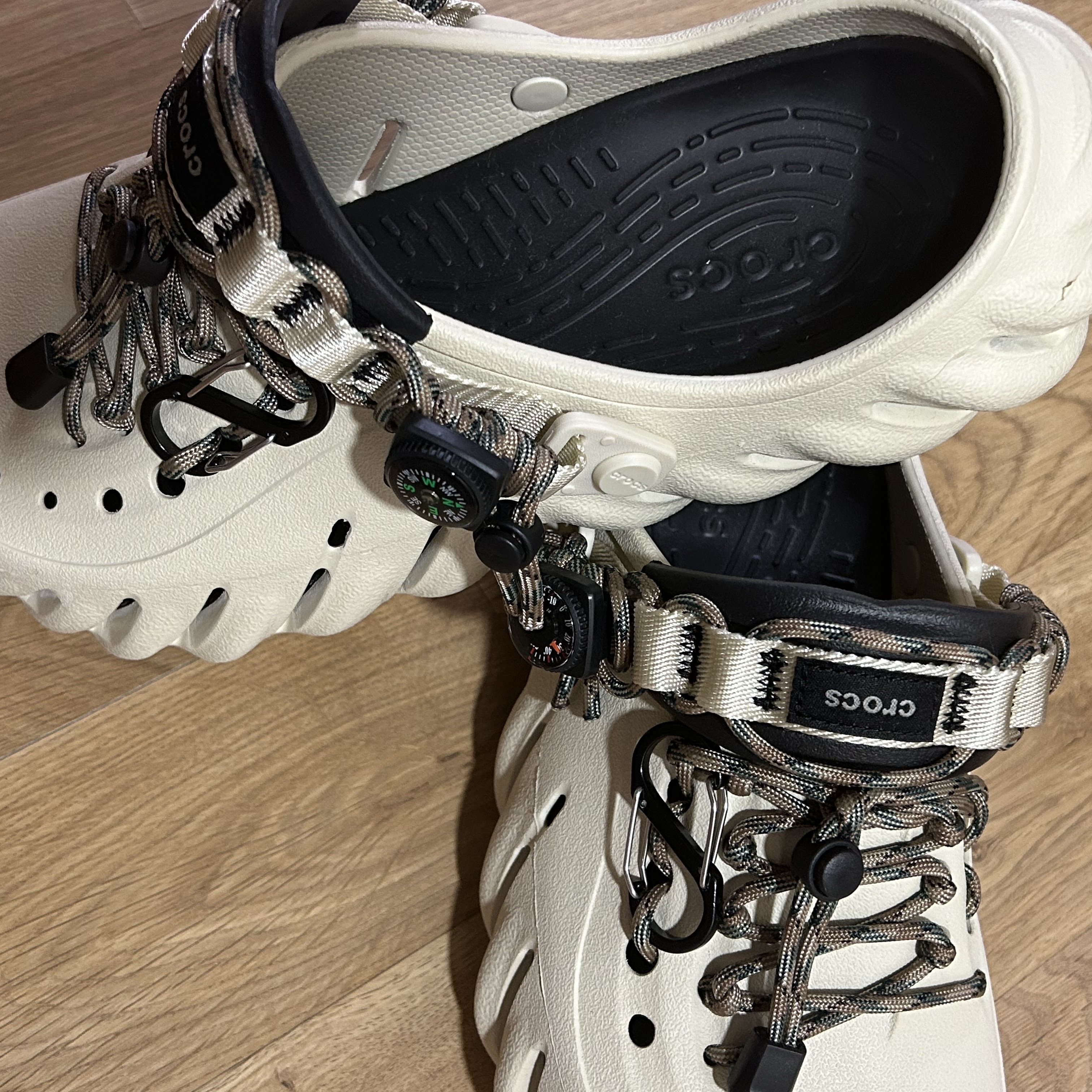 Crocs Echo Clog Bone Black 착용 스타일 - 2