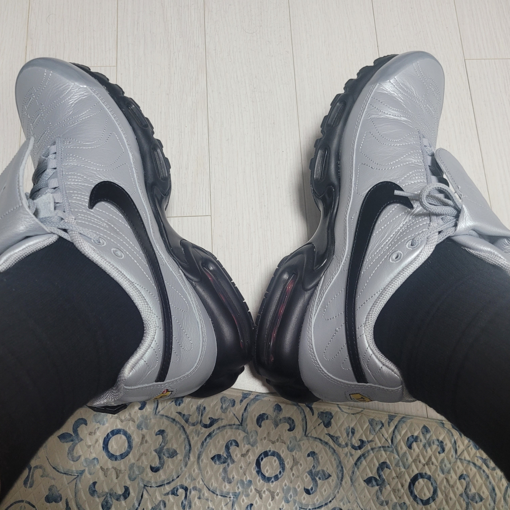 Nike Air Max Plus TNPO Wolf Grey and Black 착용 스타일 - 1