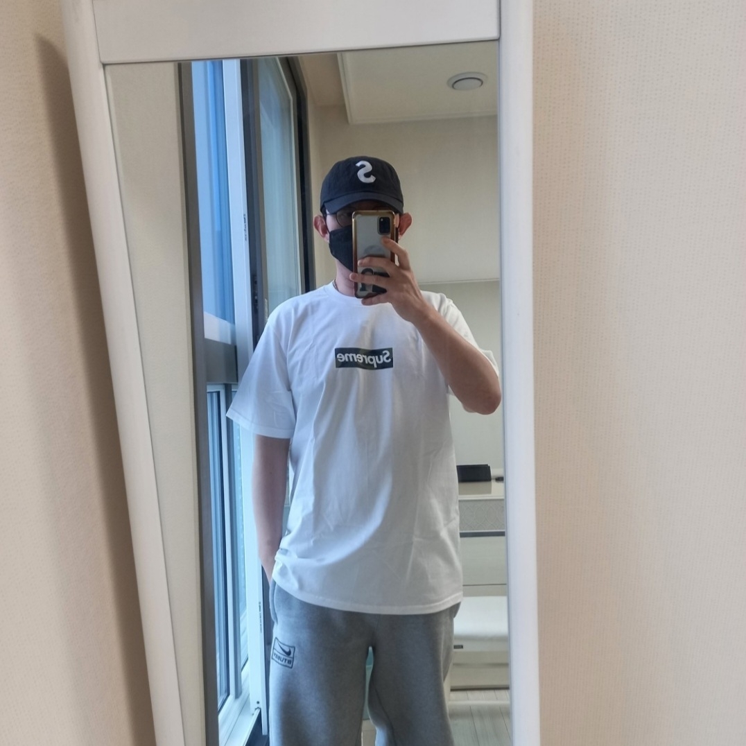 Supreme Pigment Canvas S Logo 6-Panel Black - 23SS, Supreme Box Logo T-Shirt White - 23FW 착용 스타일