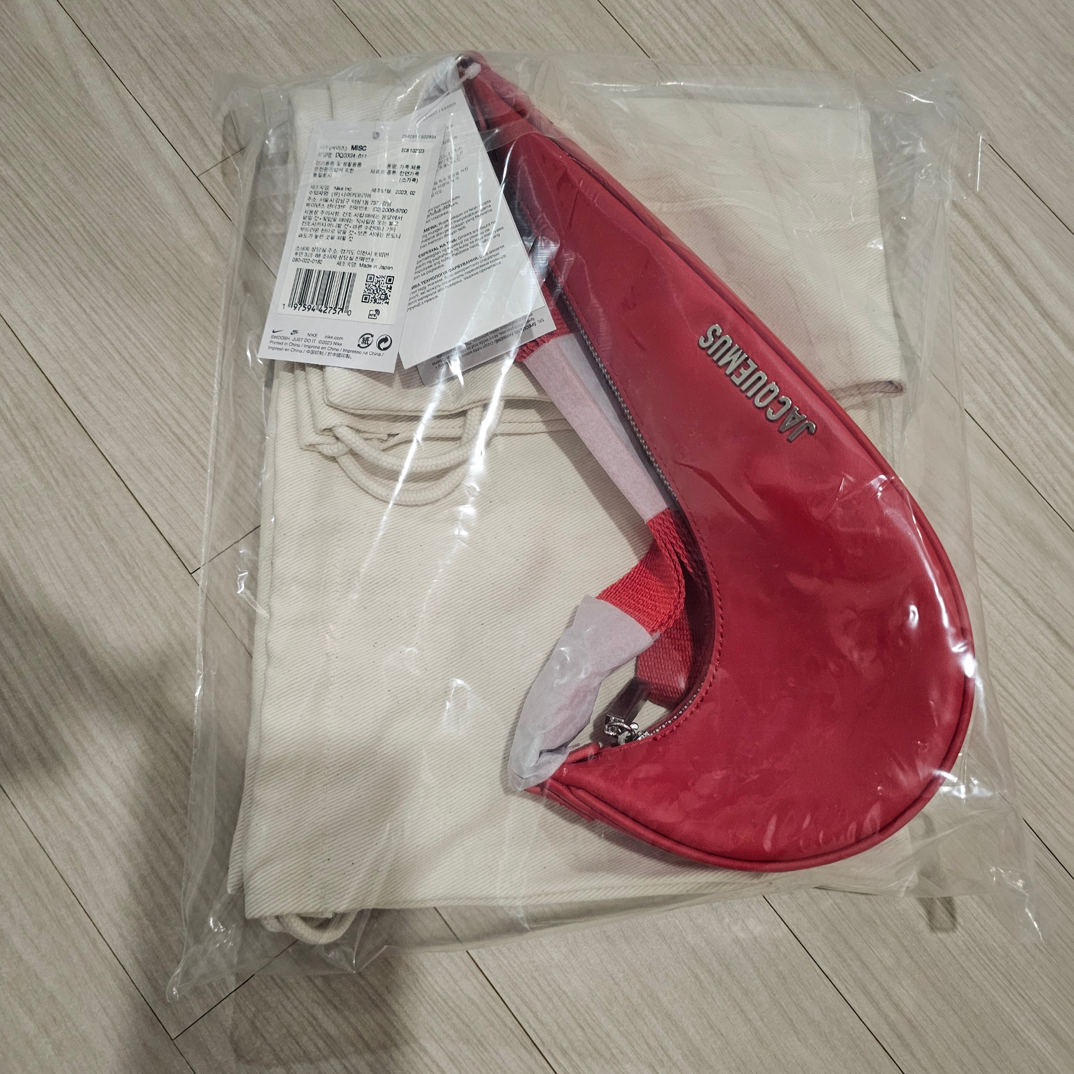 Jacquemus x Nike Le sac Small Swoosh Bag Dark Red 착용 스타일