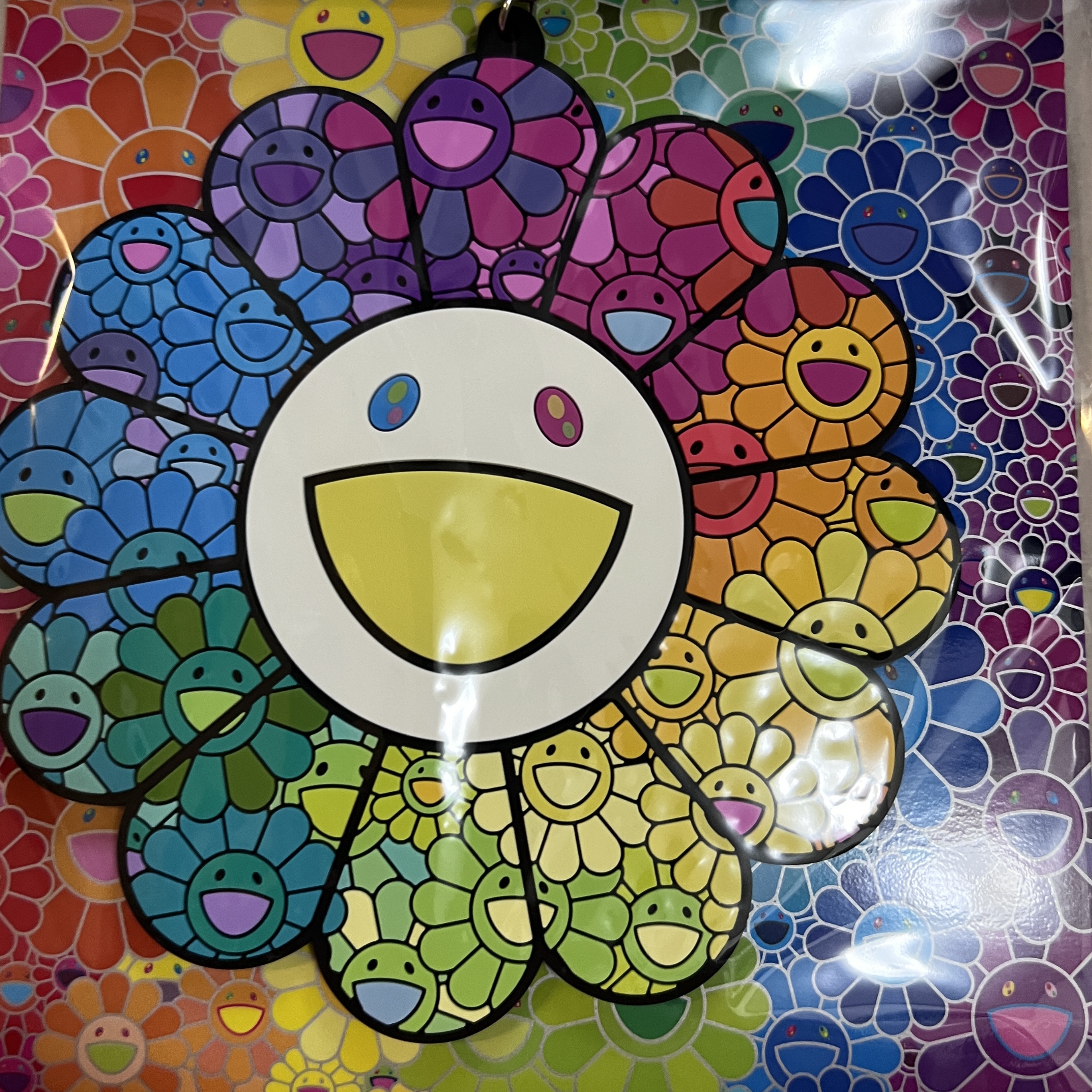 Kaikai Kiki Flower Rubber Keyring Over The Rainbow 착용 스타일
