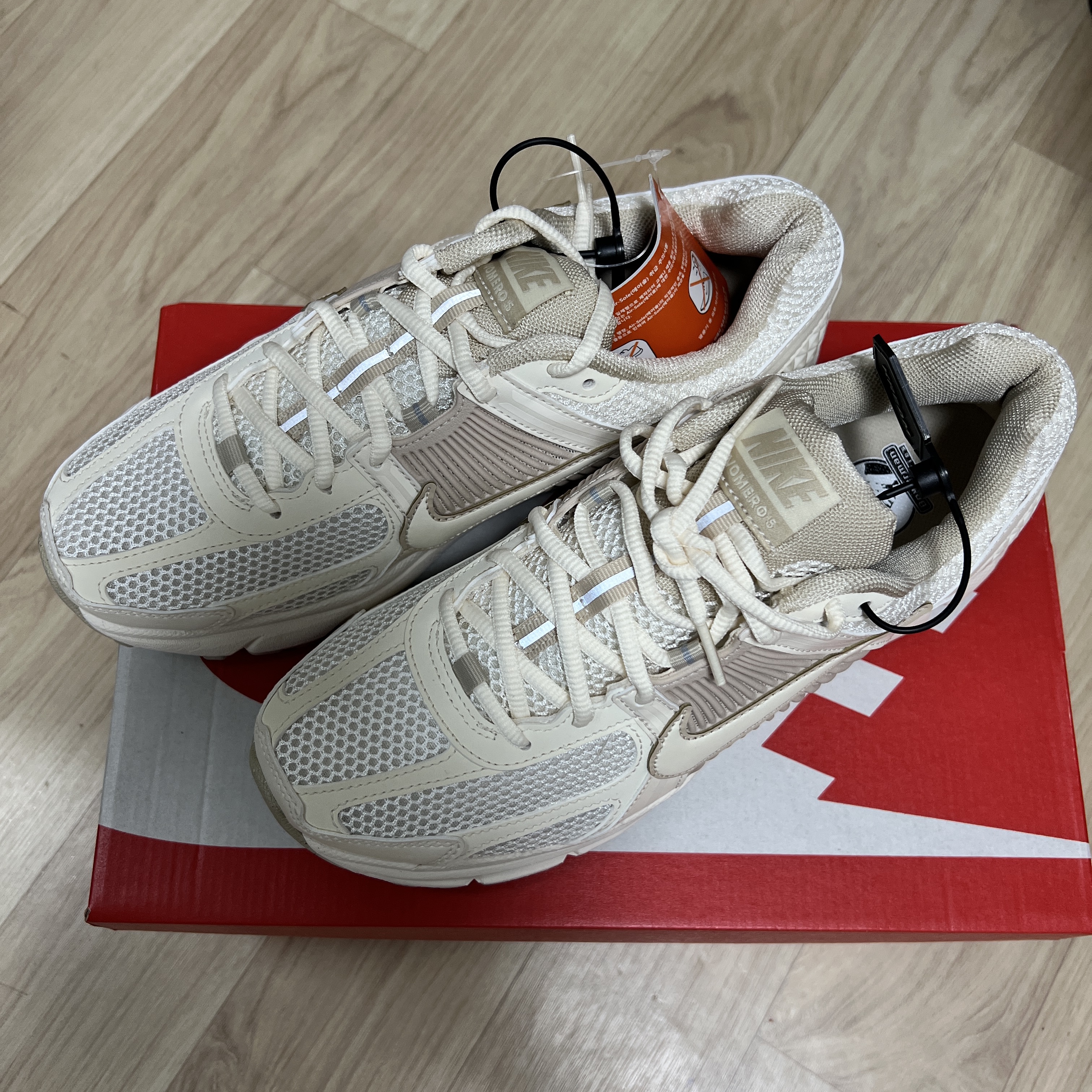 (W) Nike Zoom Vomero 5 Pale Ivory Sanddrift 착용 스타일 - 1