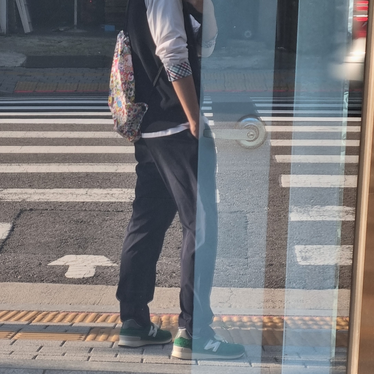 NewJeans Supernatural NJ x Murakami Drawstring Bag Ver., New Balance 574 Heritage Grass Green 착용 스타일 - 1