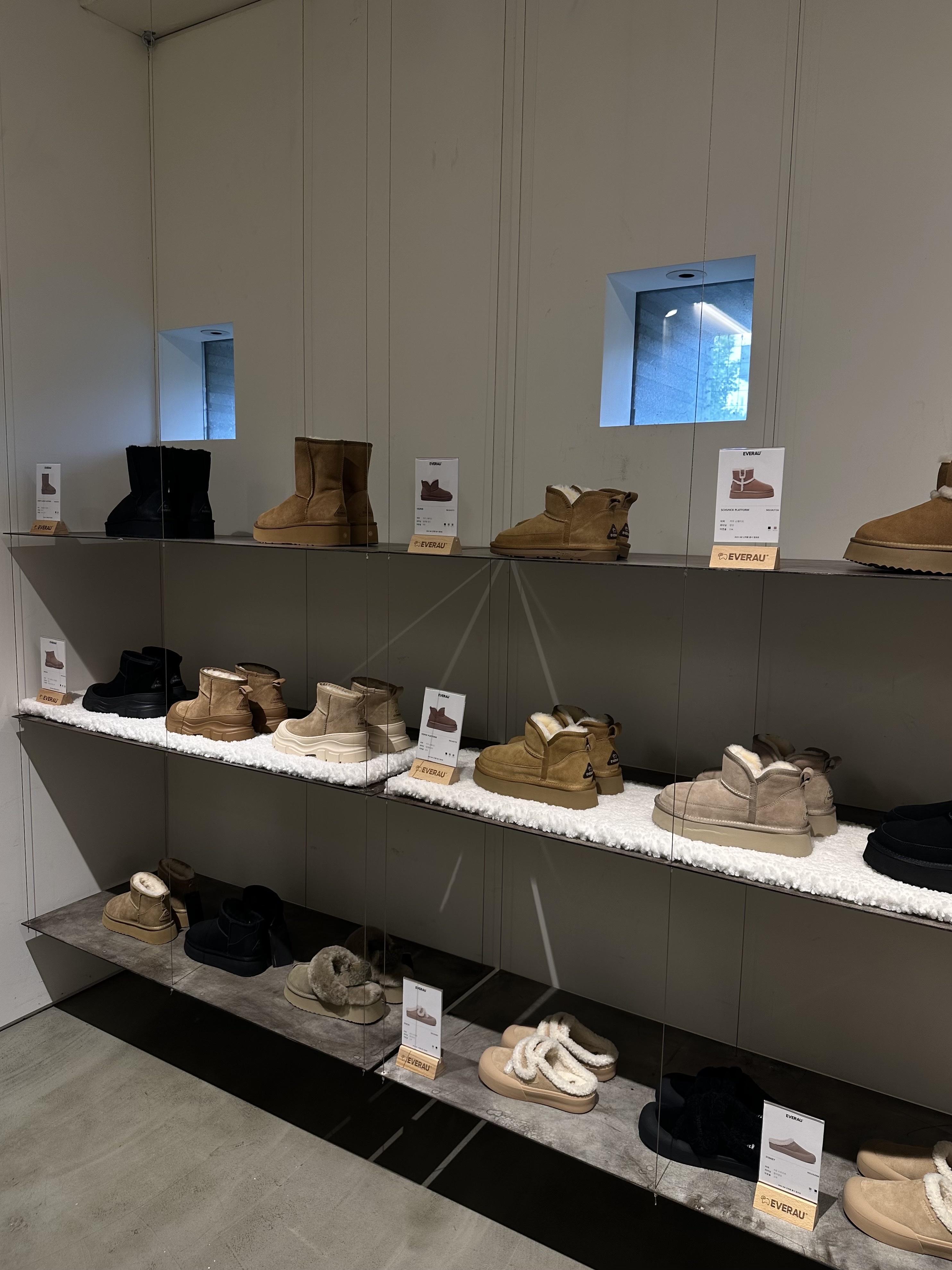 UGG Tasman Weather Hybrid Chestnut Whitecap 착용 스타일 - 5
